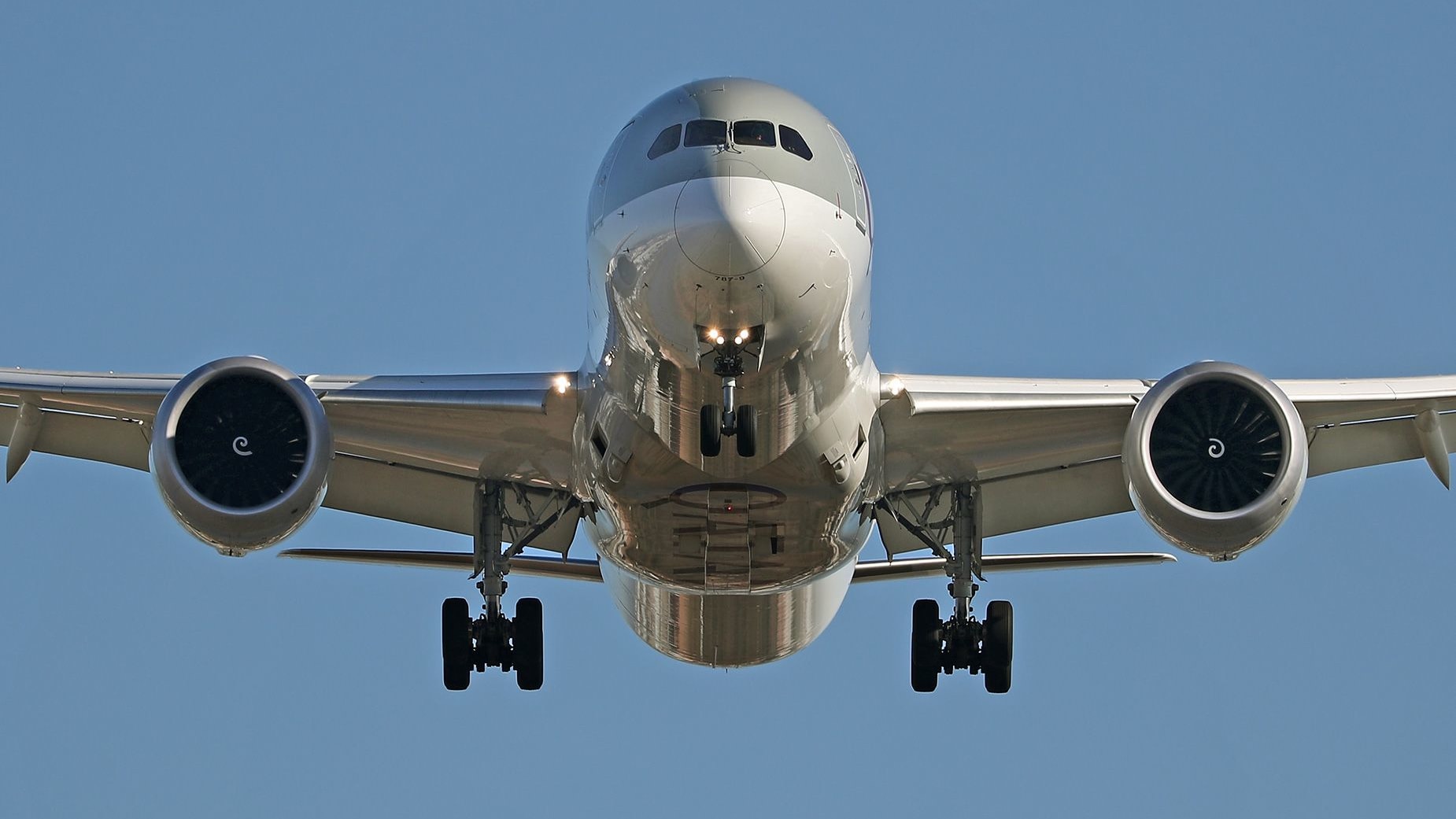 هل يُمكن للمطبات الهوائية الشديدة أن تُسقط طائرة؟ خبير طيران يوضّح