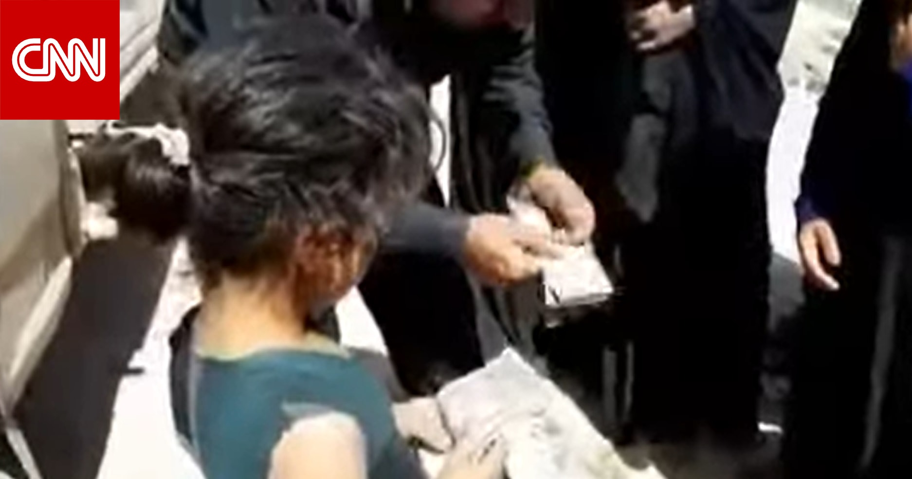 "مال مقابل ارتداء الخمار".. ما قصة فيديو مساومة رجل لطفلة في سوريا؟