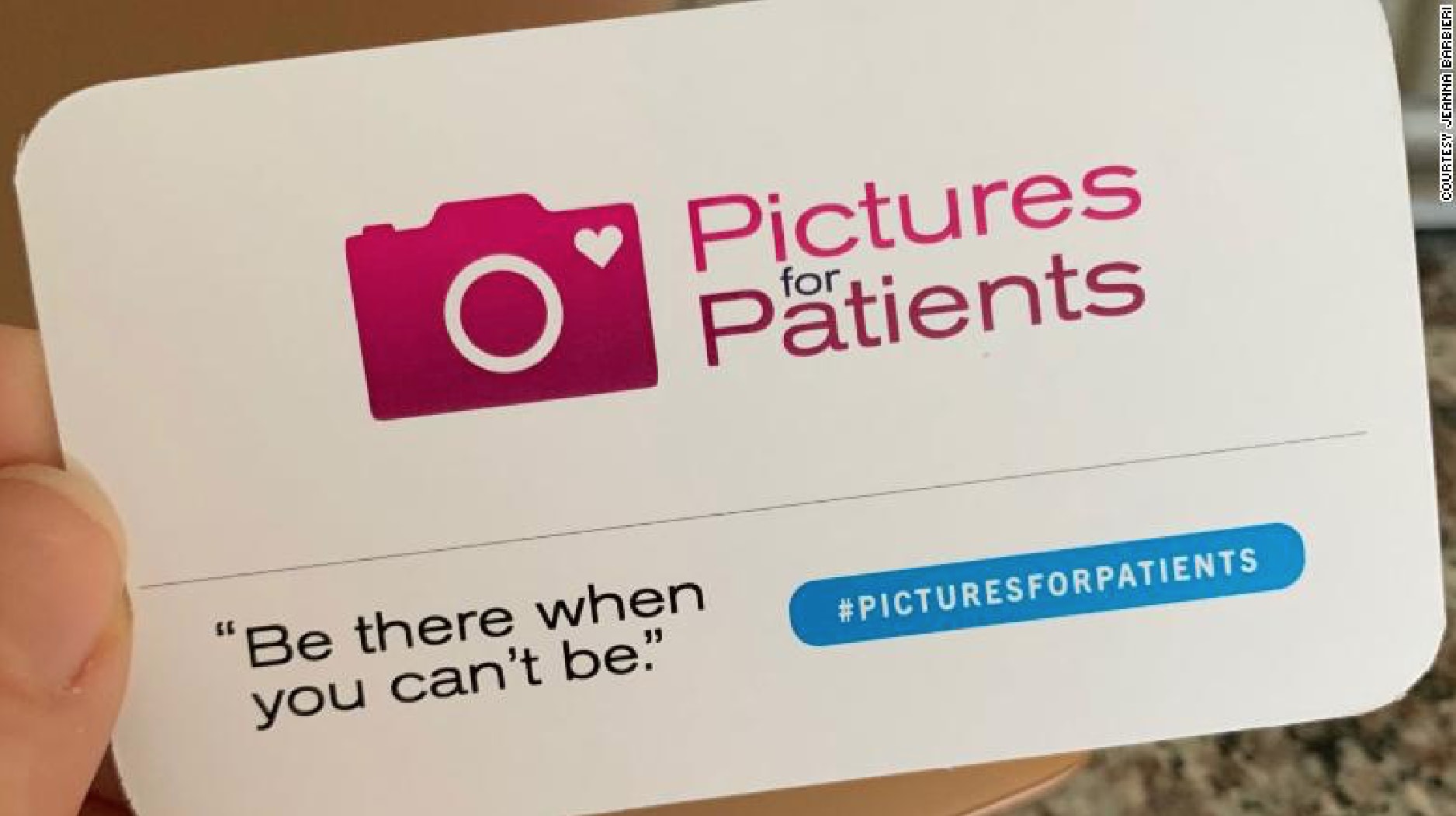 ممرضة تطبع صور خاصة بأحباء المرضى الذين لا يمكن رؤيتهم شخصياً