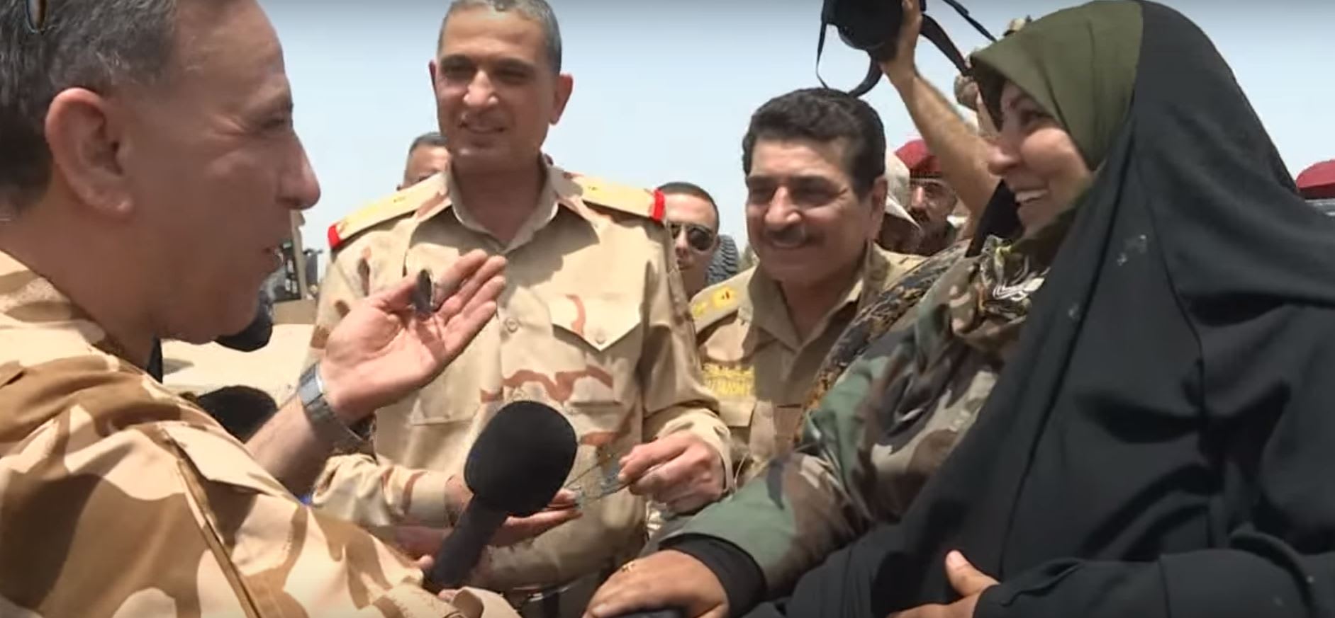 بالفيديو: وزير الدفاع يكرم امرأة مقاتلة من صلاح الدين