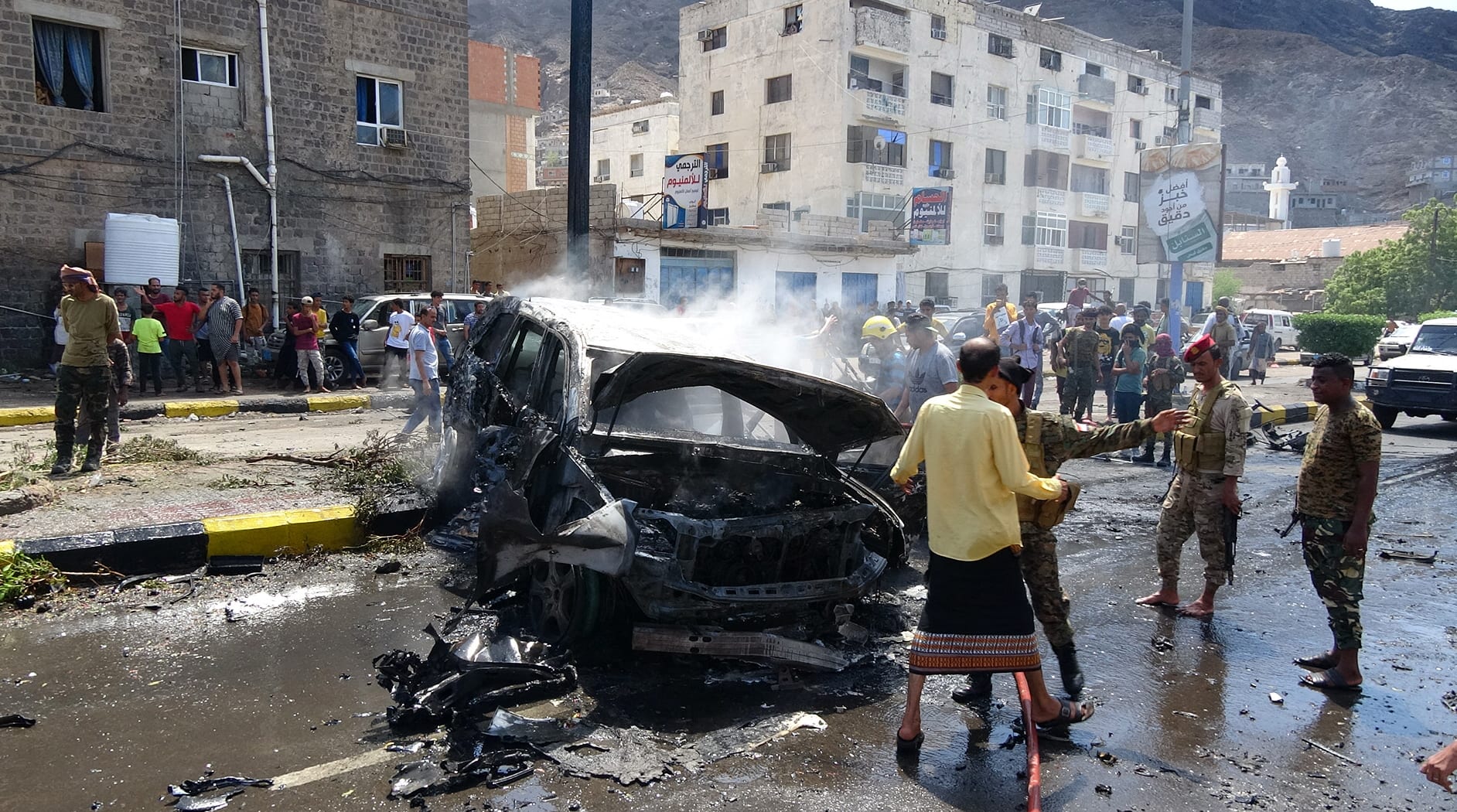 صورة أرشيفية - قوات الأمن اليمنية في موقع انفجار سيارة مفخخة في قلب مدينة عدن جنوب اليمن، في 10 أكتوبر/ تشرين الأول 2021.