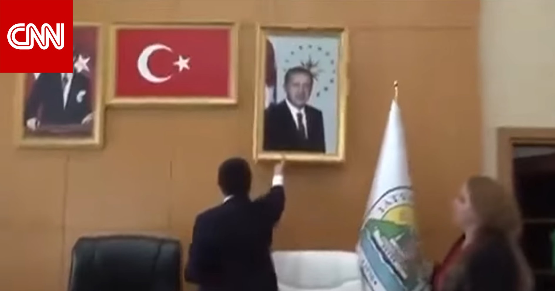 تداول فيديو لـ"إنزال صورة أردوغان من مكتبه في أنقرة".. ما حقيقته؟
