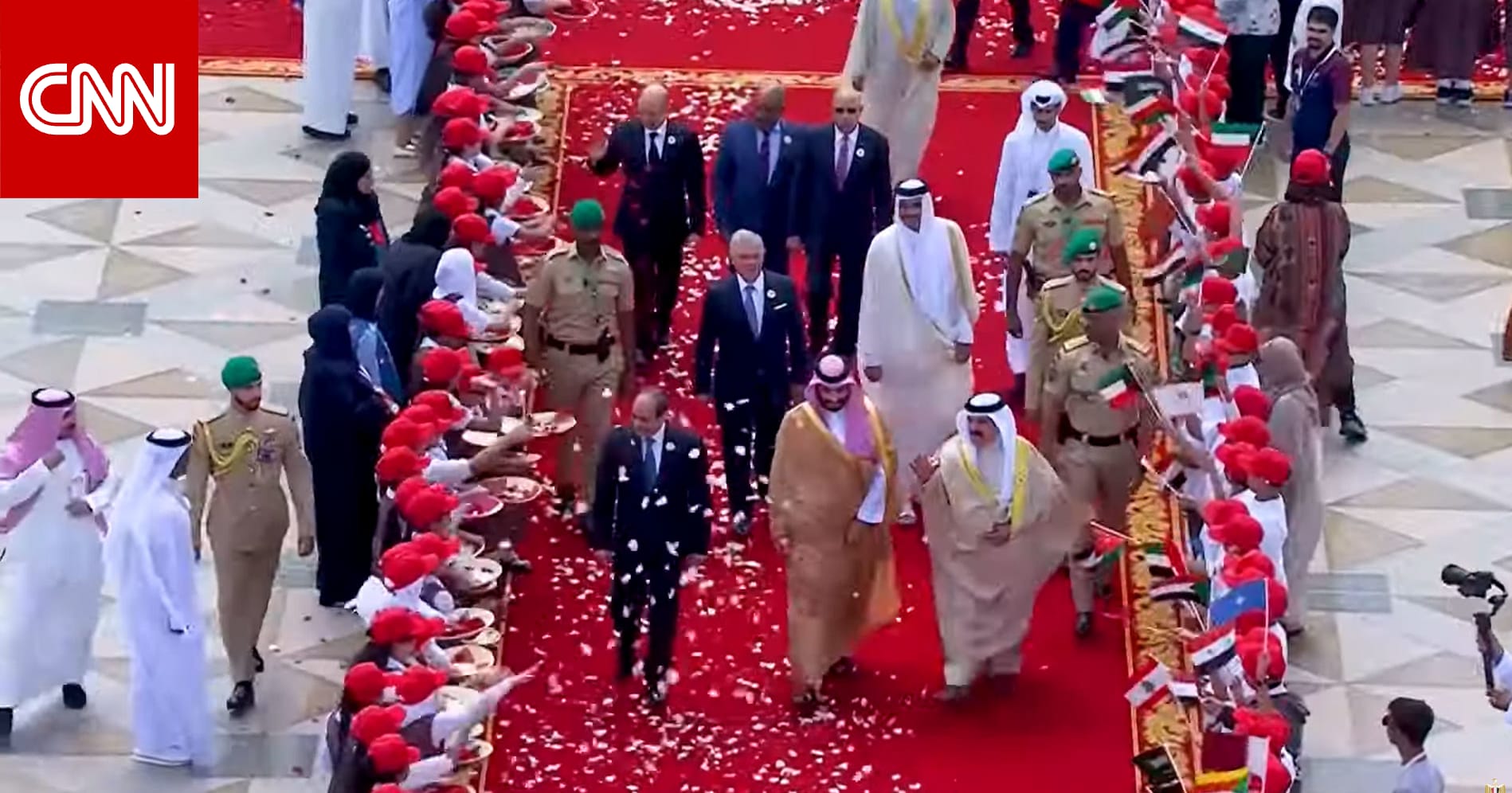 تفاعل على تقدّم محمد بن سلمان والسيسي للقادة العرب بالممر المؤدي للقمة