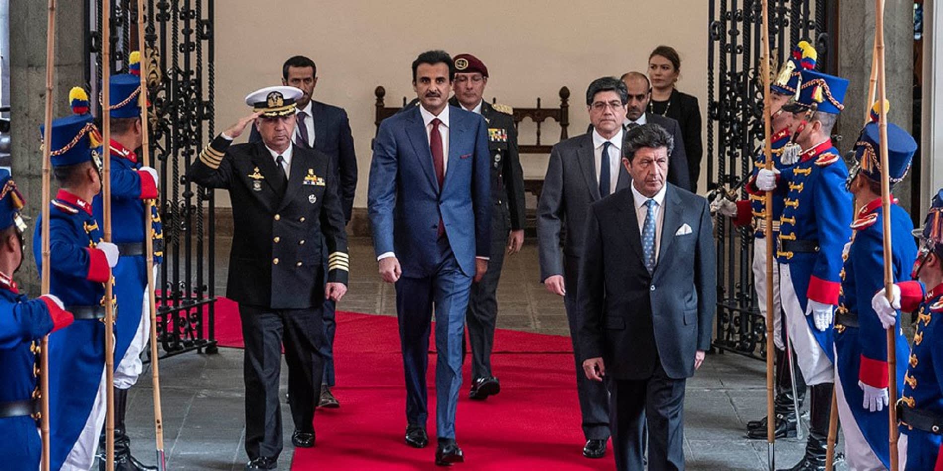 أمير قطر يغرد عن زيارته إلى أمريكا الجنوبية.. ماذا أعطاه رئيس الإكوادور؟