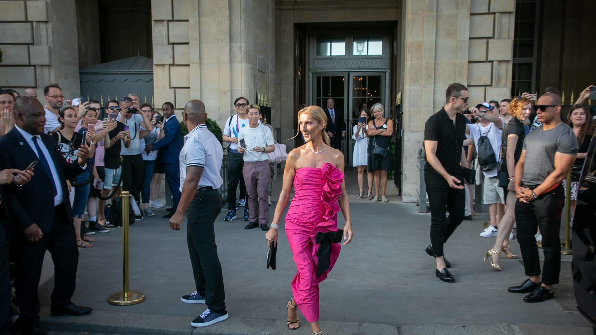 سيلين ديون تثير الجدل بإطلالتها "الجريئة" خلال أسبوع الموضة بباريس