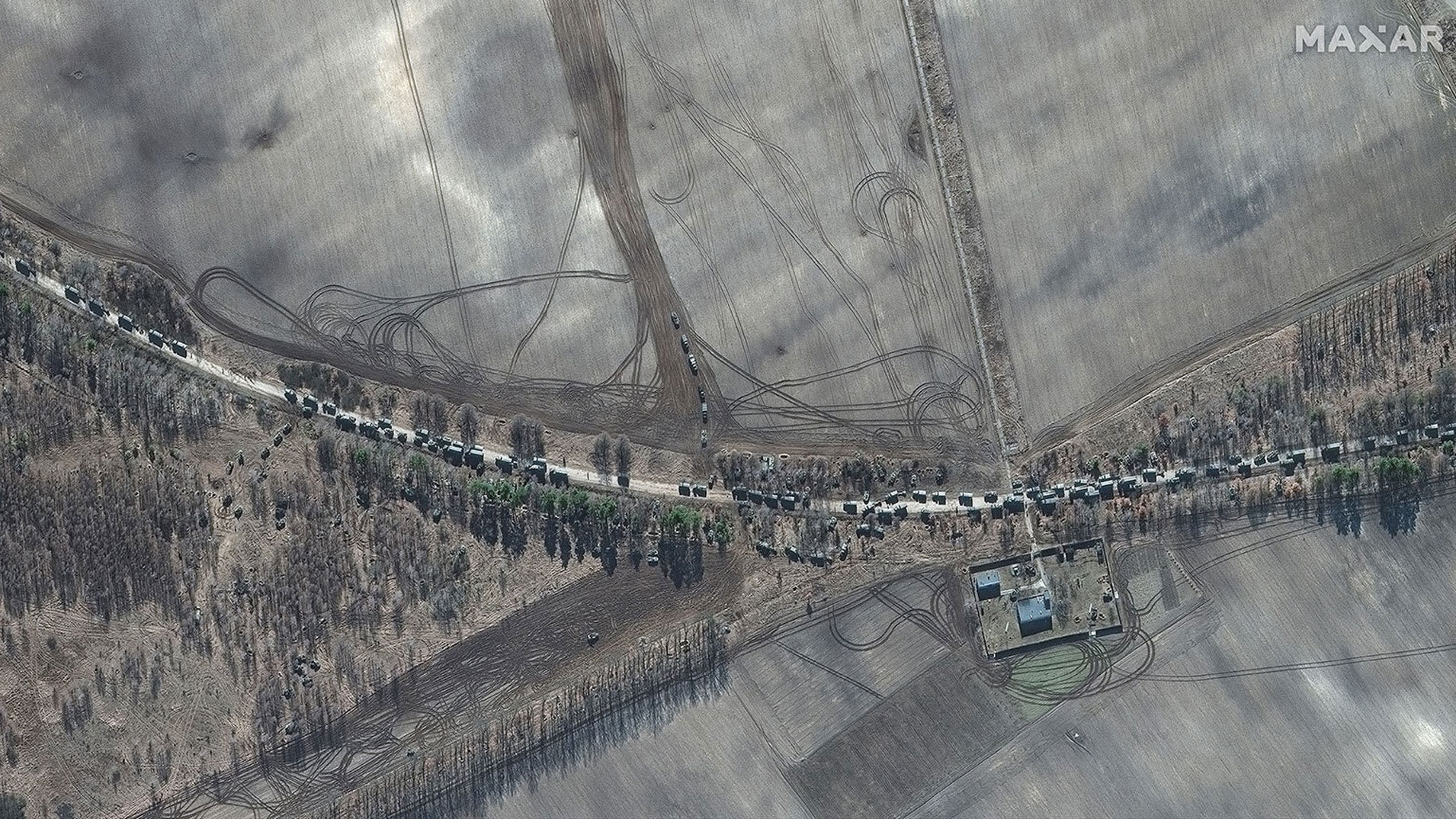 لقطات الأقمار الصناعية تظهر وصول قافلة عسكرية روسية ضخمة إلى ضواحي كييف