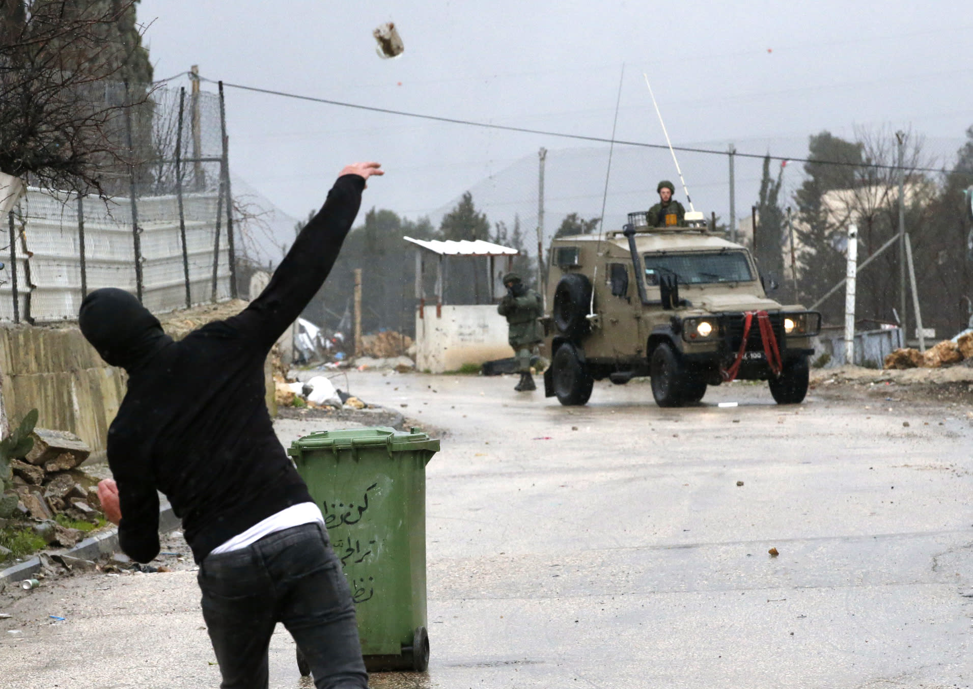 مواجهات بين الجيش الإسرائيلي ومتظاهرين فلسطينيين في الضفة الغربية 
