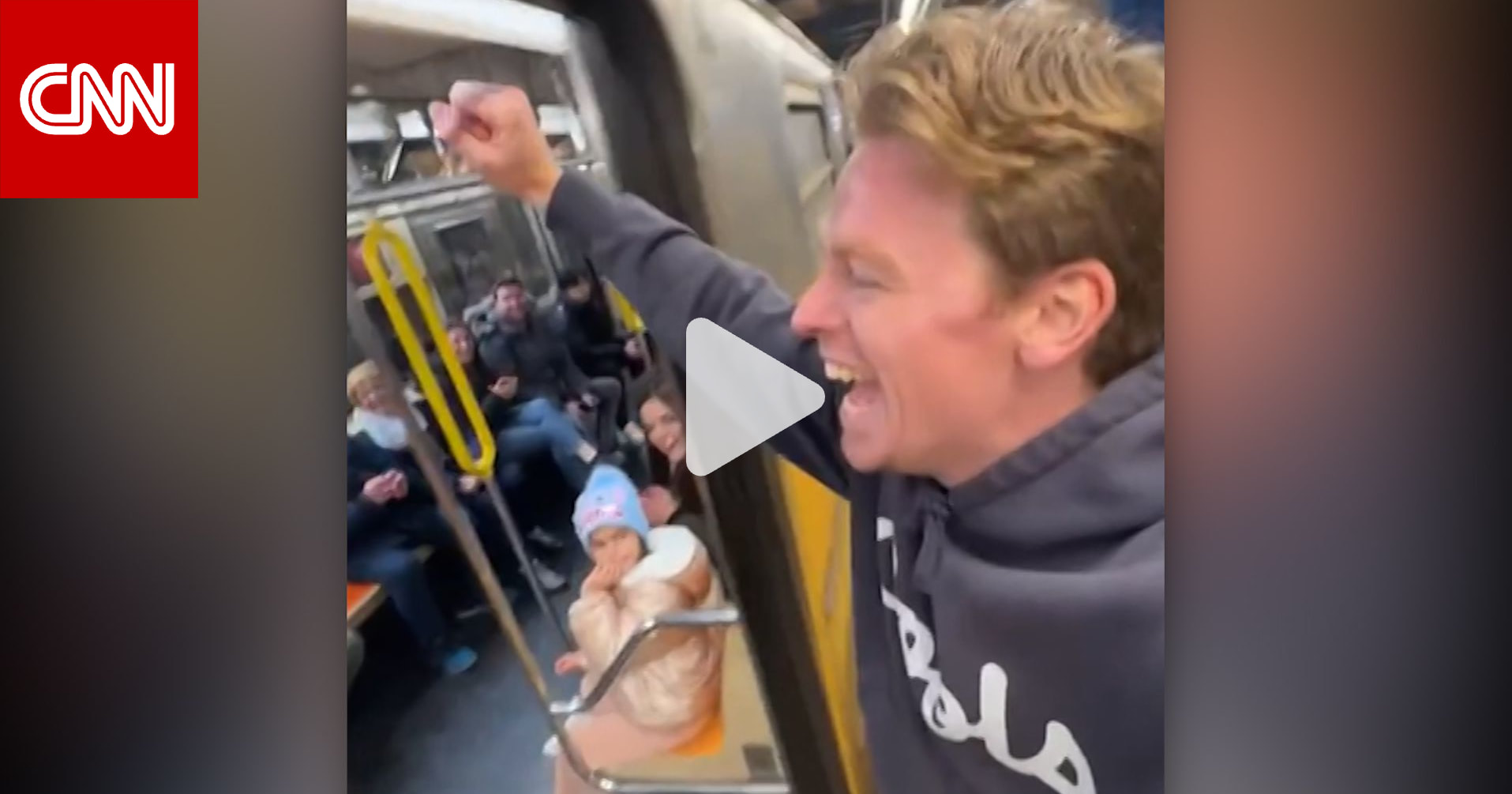 فيديو لشابين يحاولان التسابق مع قطار سريع في نيويورك.. شاهد النتيجة