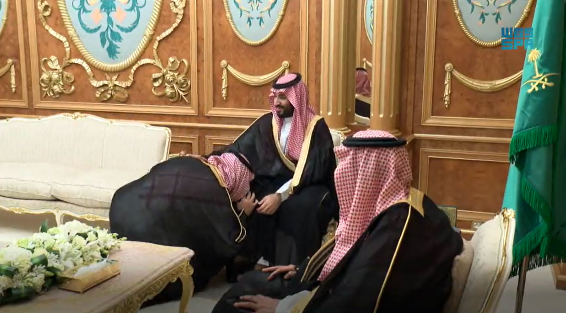 لقطة خالدبن سلمان وولي عهد السعودية بعد أداء القسم 