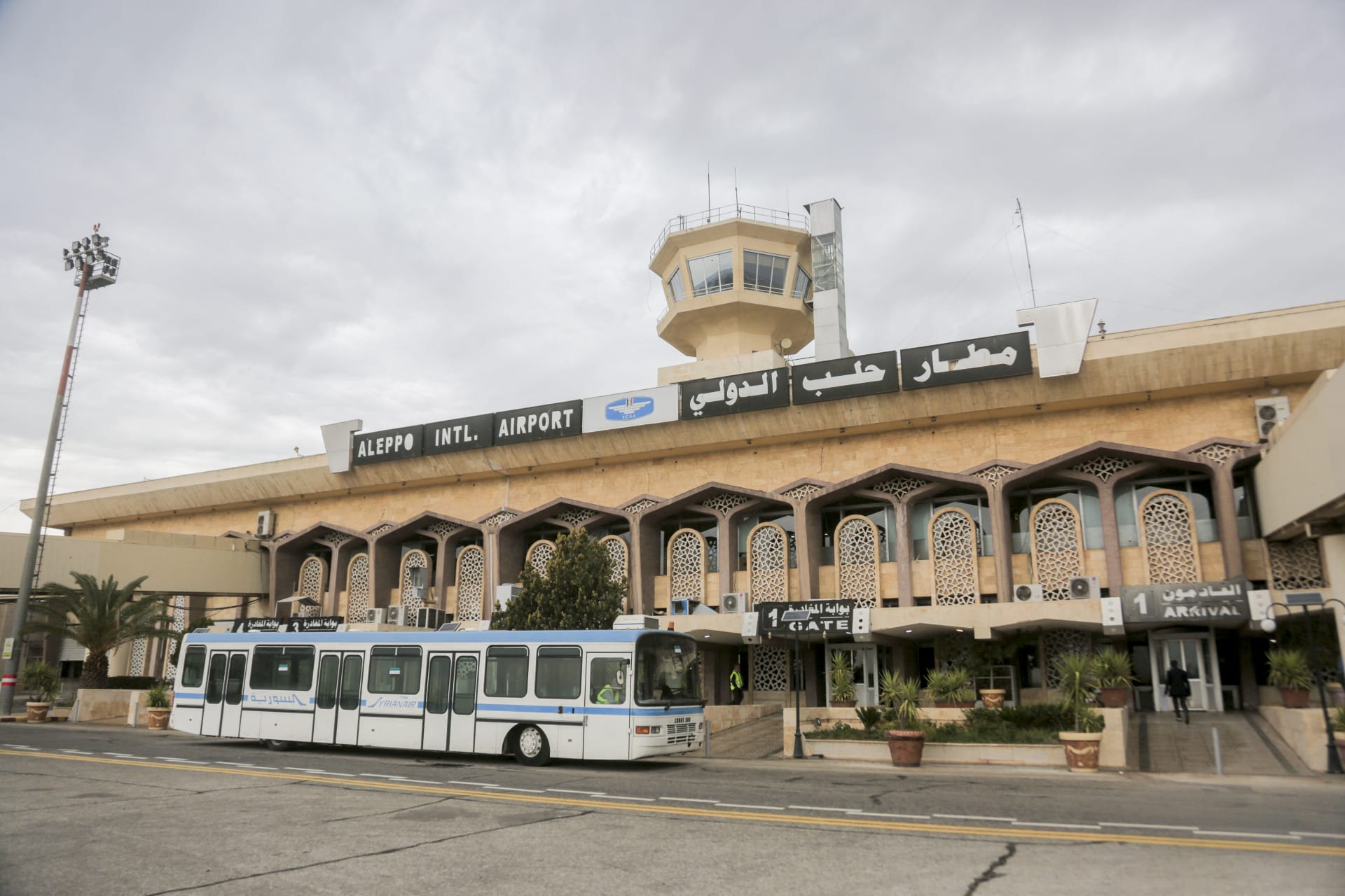 سوريا.. طيران مسير يستهدف سيارة على طريق مطار حلب الدولي - CNN Arabic