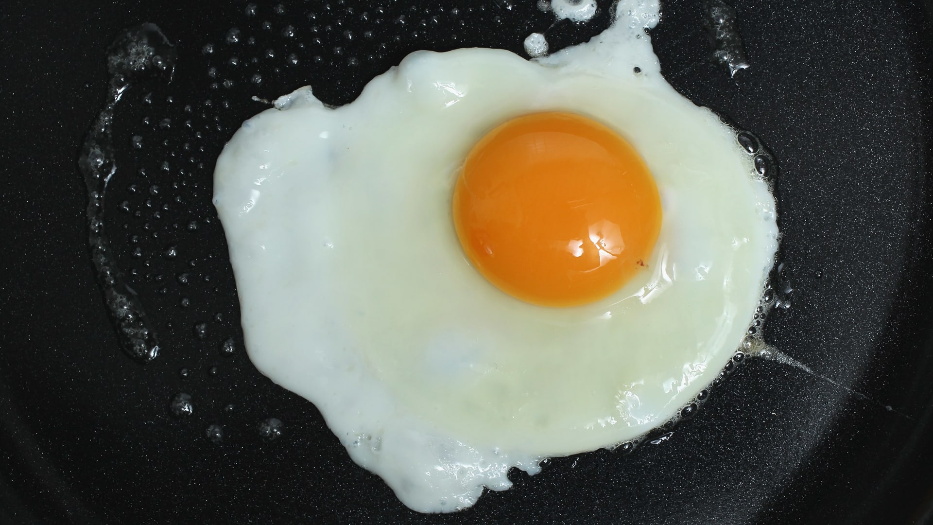 Яйцо на воде в сковороде. Яичница омлет глазунья. Жареные яйца. Сковорода для яиц. Сковородка для яичницы.