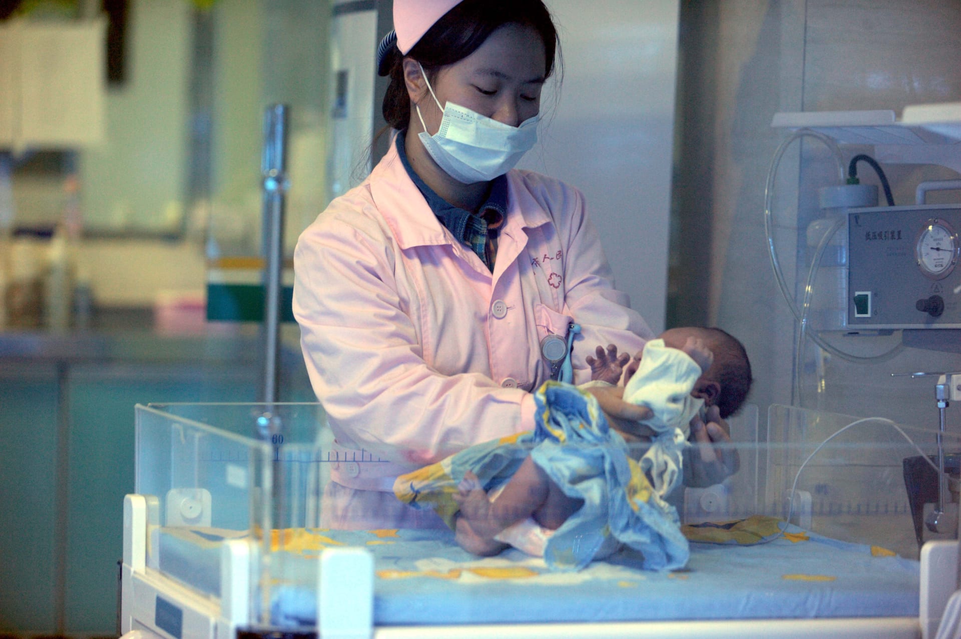 الإعدام لطبيبة صينية تتاجر بالمواليد الجدد