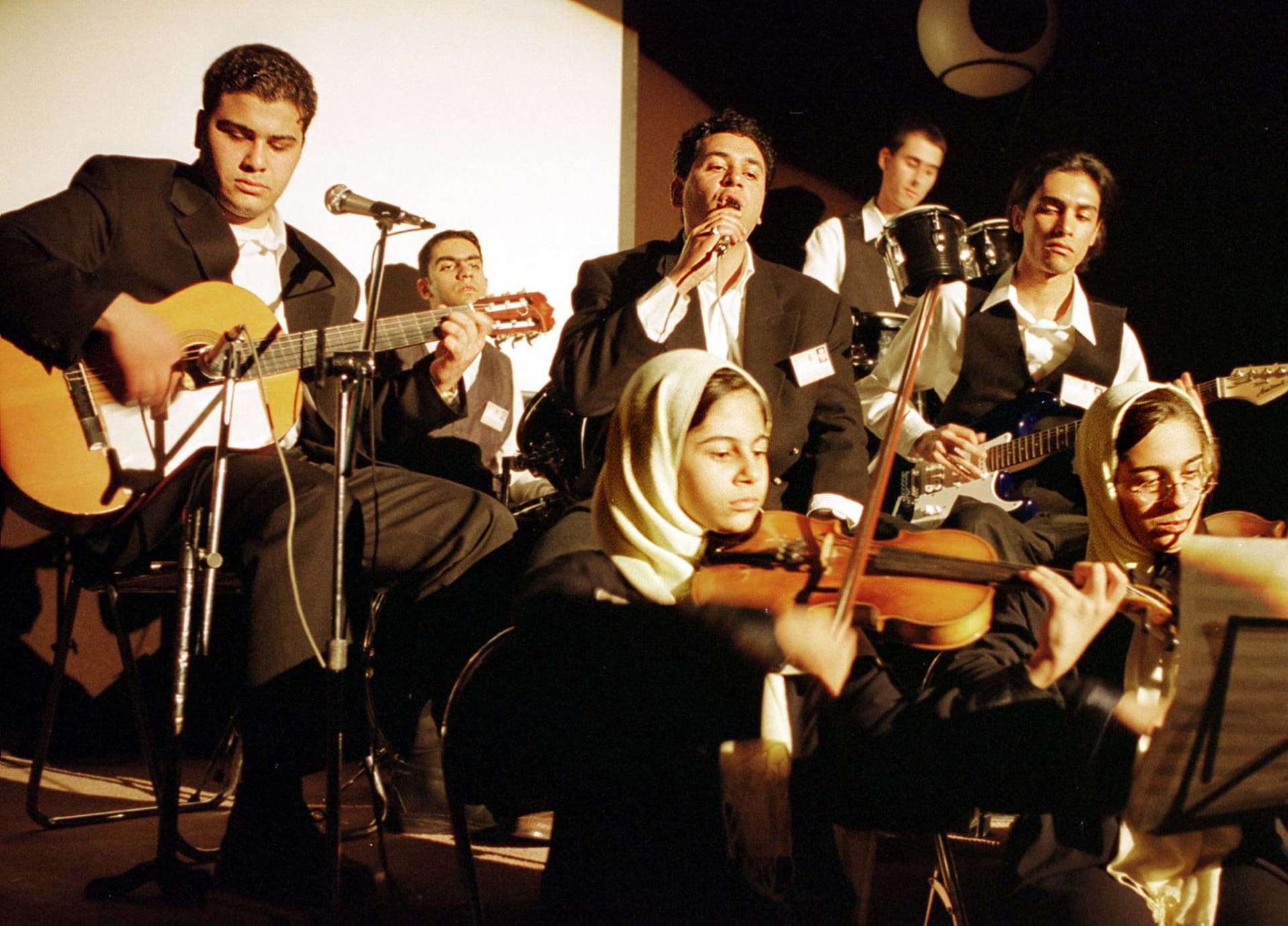 صحف العالم: موسيقيون على شاشة التلفزيون الإيراني للمرة الأولى