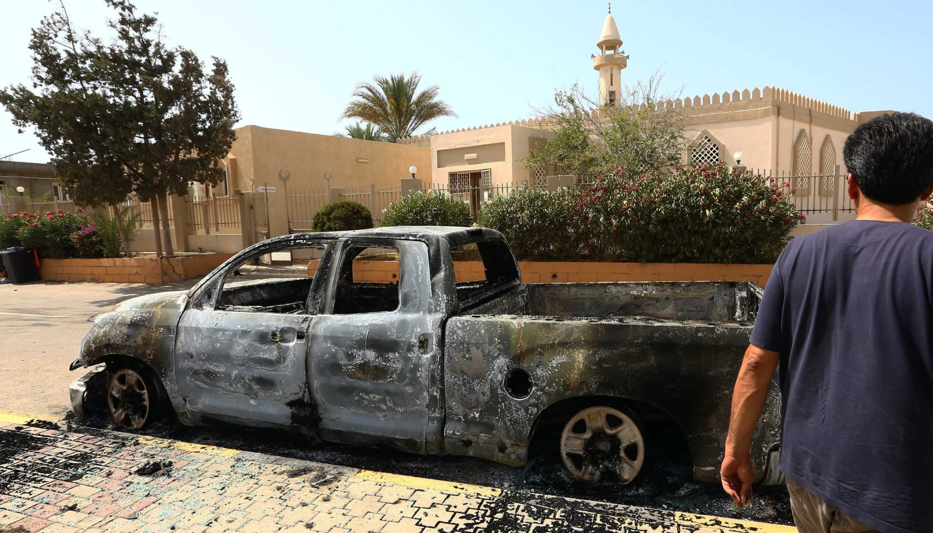 ليبيا: معارك للسيطرة على مطار طرابلس و"غرفة عمليات الثوار" تستنفر.. وتحذر حفتر