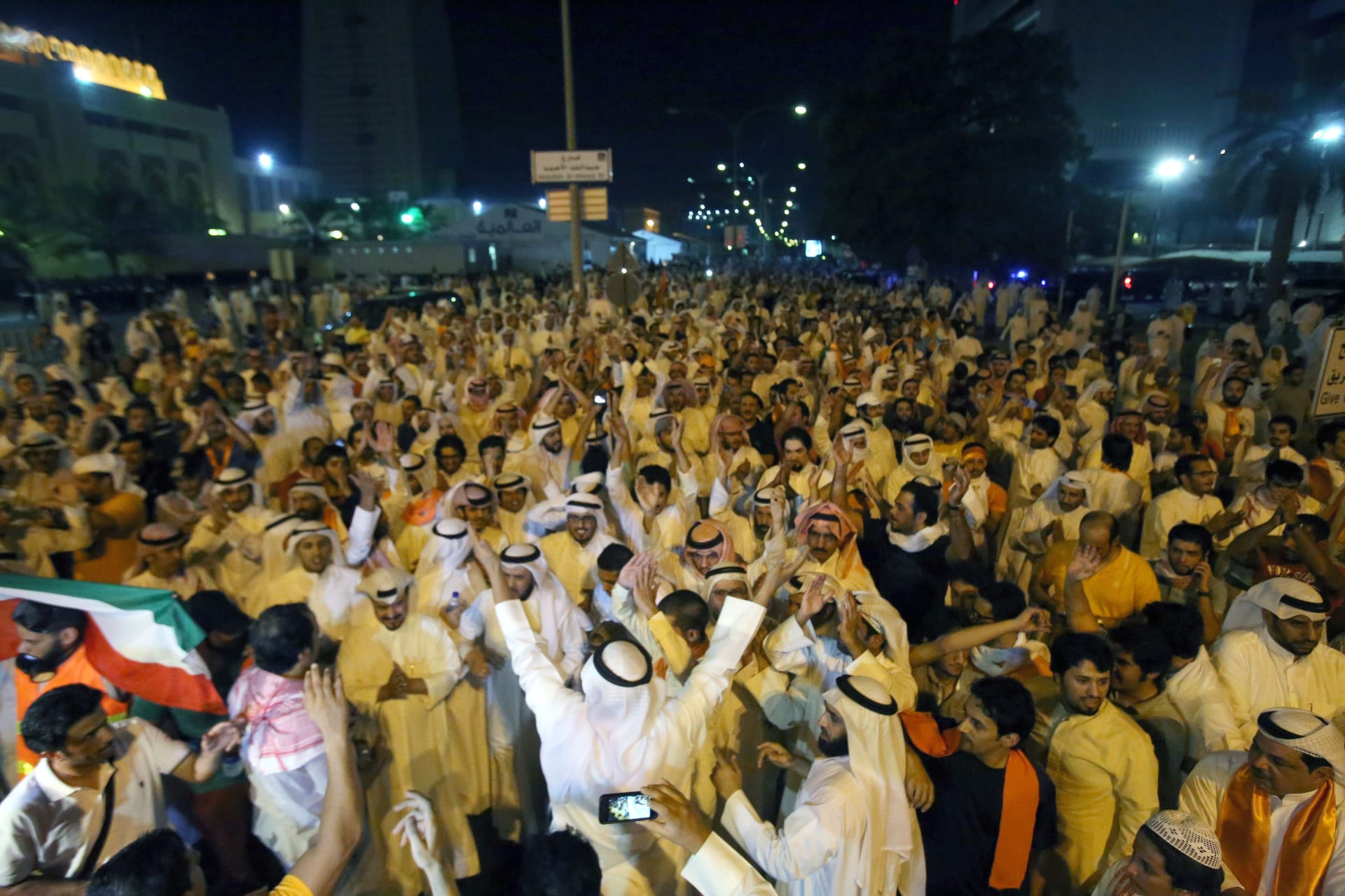 الكويت: سحب جنسية نائب سابق ومالك لقناة تلفزيونية وإغلاق جمعيات.. وإسلاميون يحذرون من التصعيد