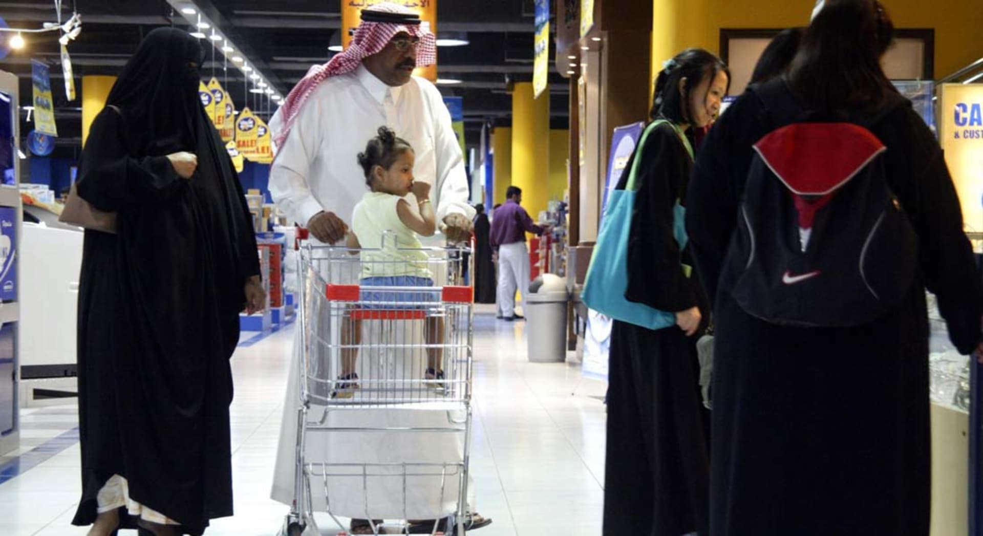 البيع بالتقسيط في الإسلام كيف يختلف عن الربا وهل من حيل يجب الحذر منها Cnn Arabic