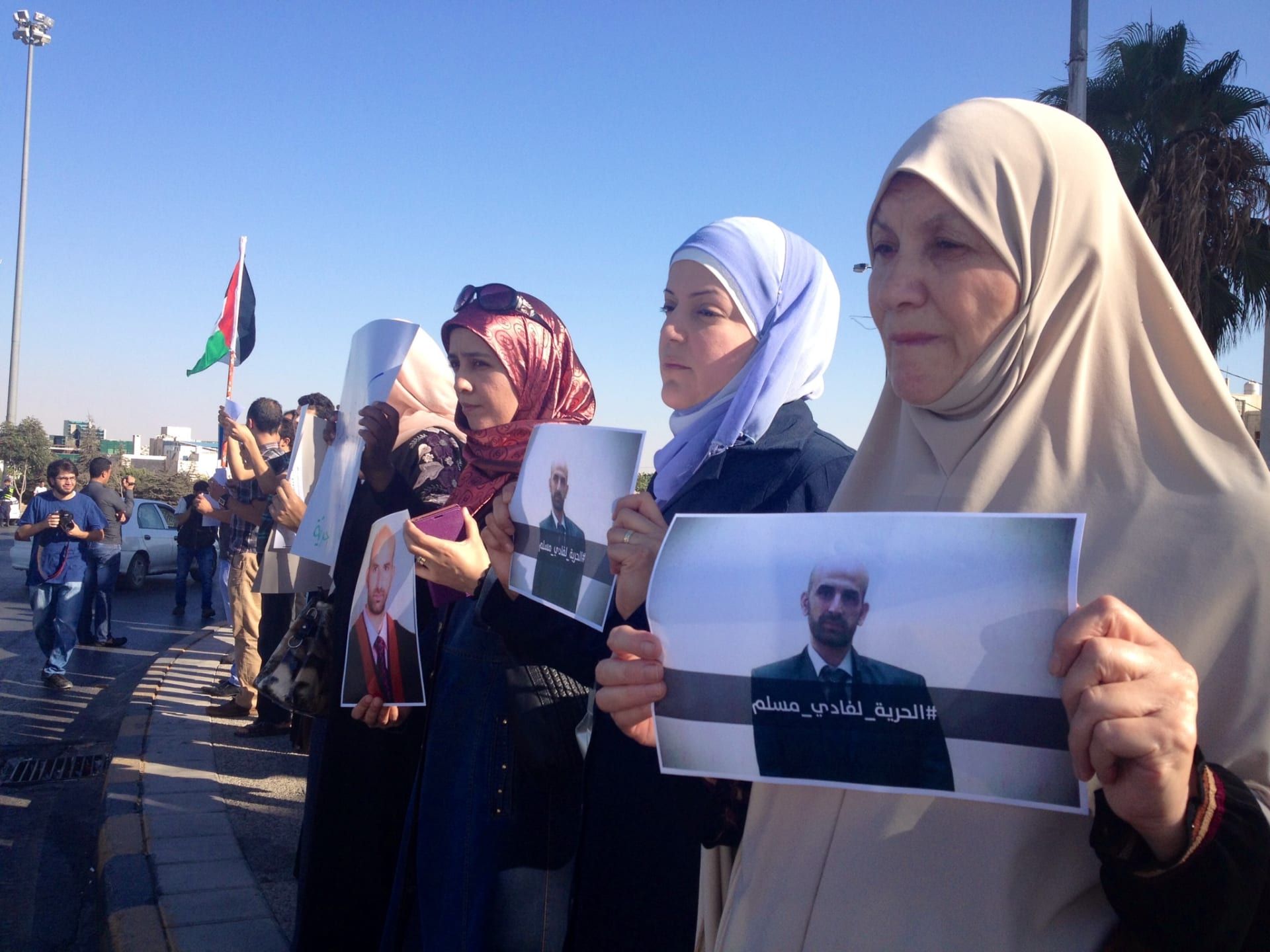 عائلة "فادي مسلم" الأردني المعتقل بالسعودية تحتج أمام رئاسة الوزراء 