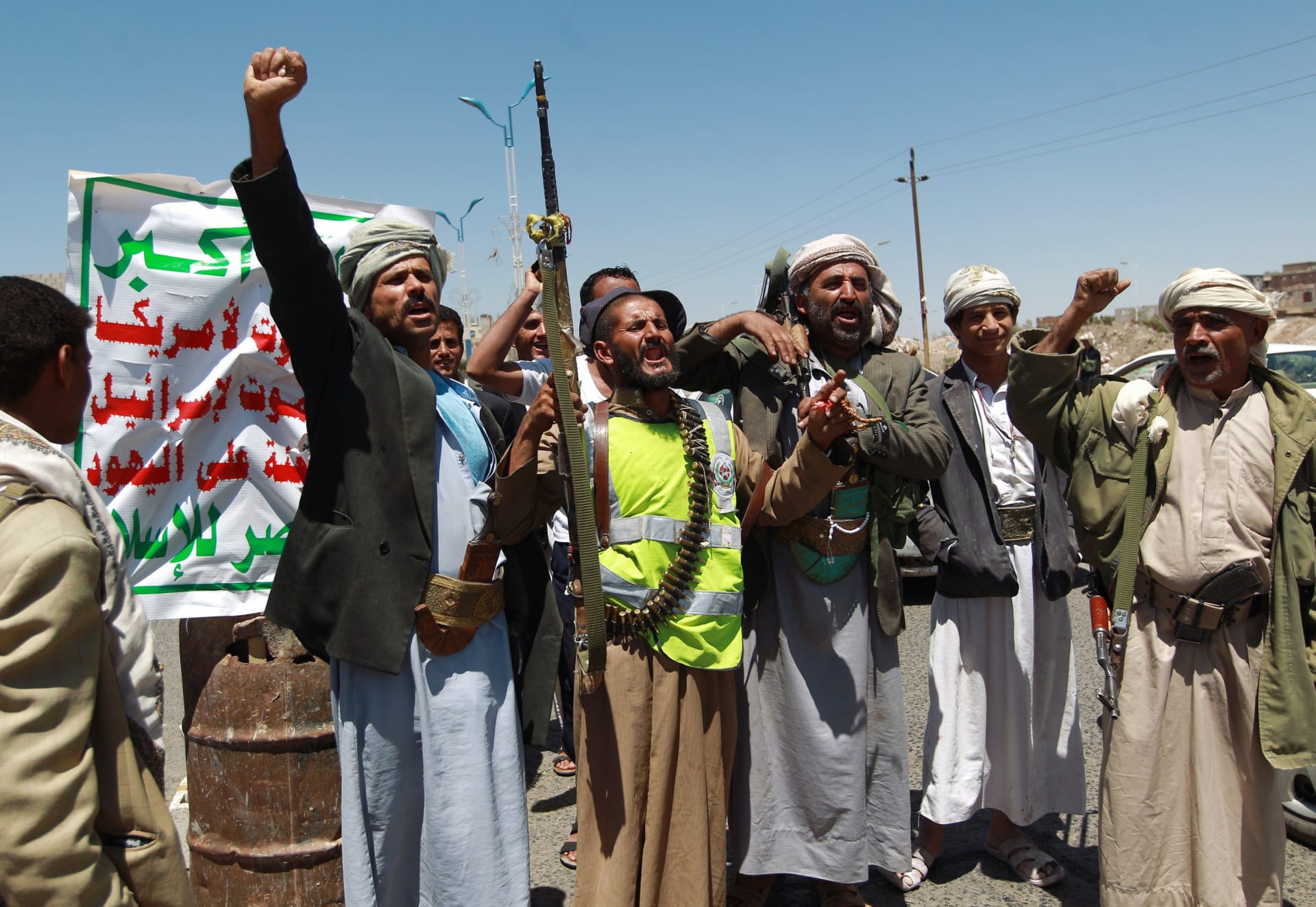 إخوان اليمن يدعون أنصارهم للصبر.. الشرطة والحوثيون "أصدقاء" ووكالات إيرانية تحذر السعودية من انتقال الثورة إليها