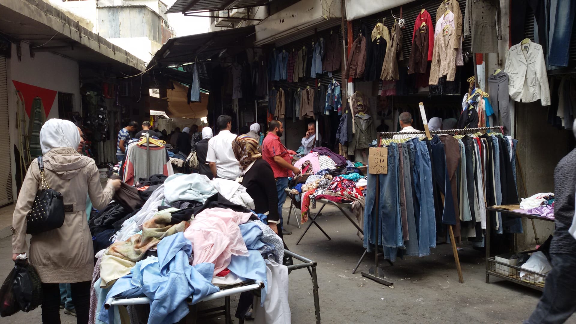 سوق "البالة" في دمشق.. ملاذ الفقراء في الأعياد ومهجري الحرب والباحثين عن الجودة