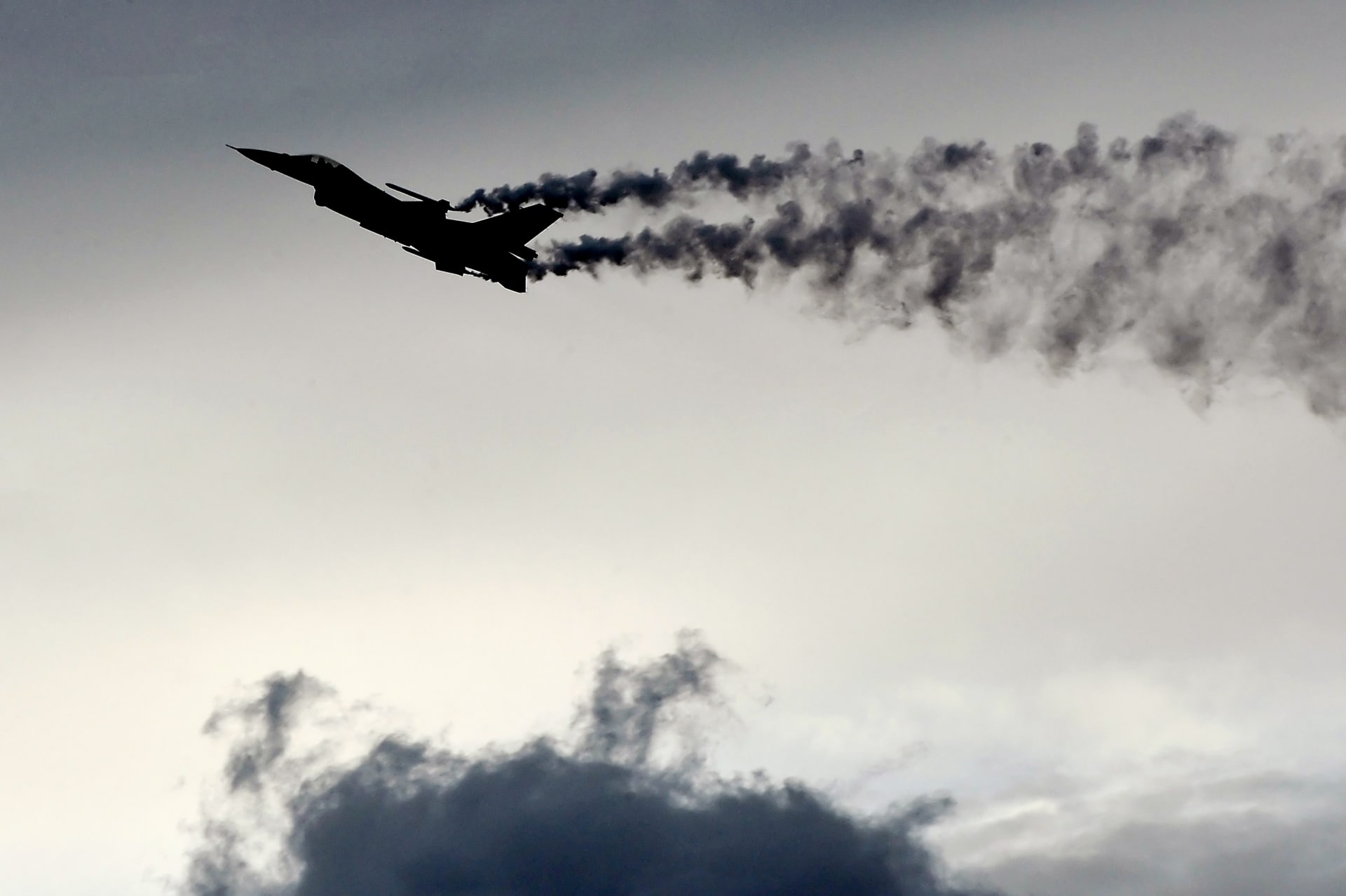 مصرع طيار أمريكي في تحطم مقاتلة من طراز F-16 خارج أجواء العراق وسوريا