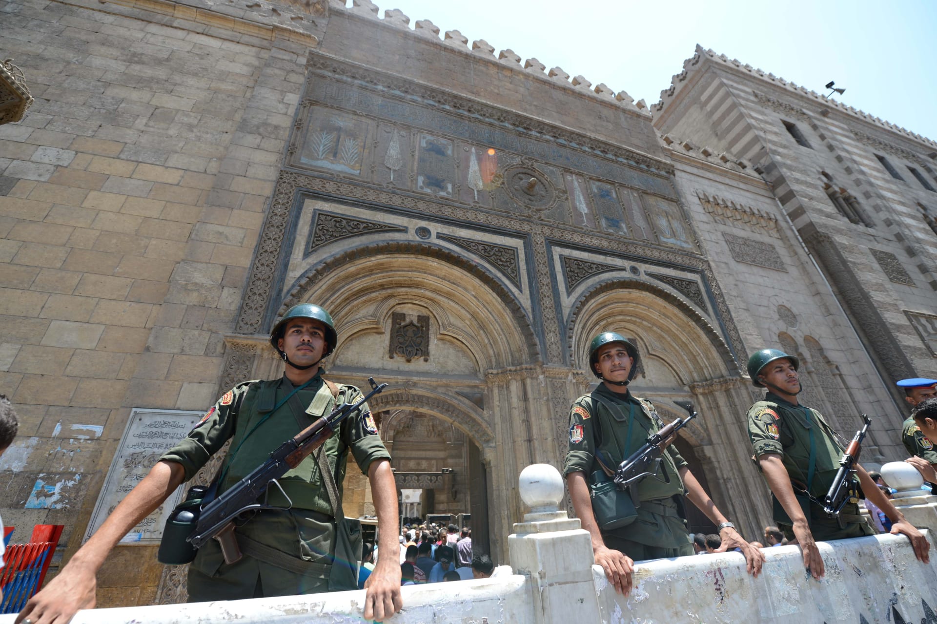 مصر: جدل "تحليل وتحريم" شهادات قناة السويس الجديدة يصل منابر المساجد.. ومواقف للأزهر والافتاء