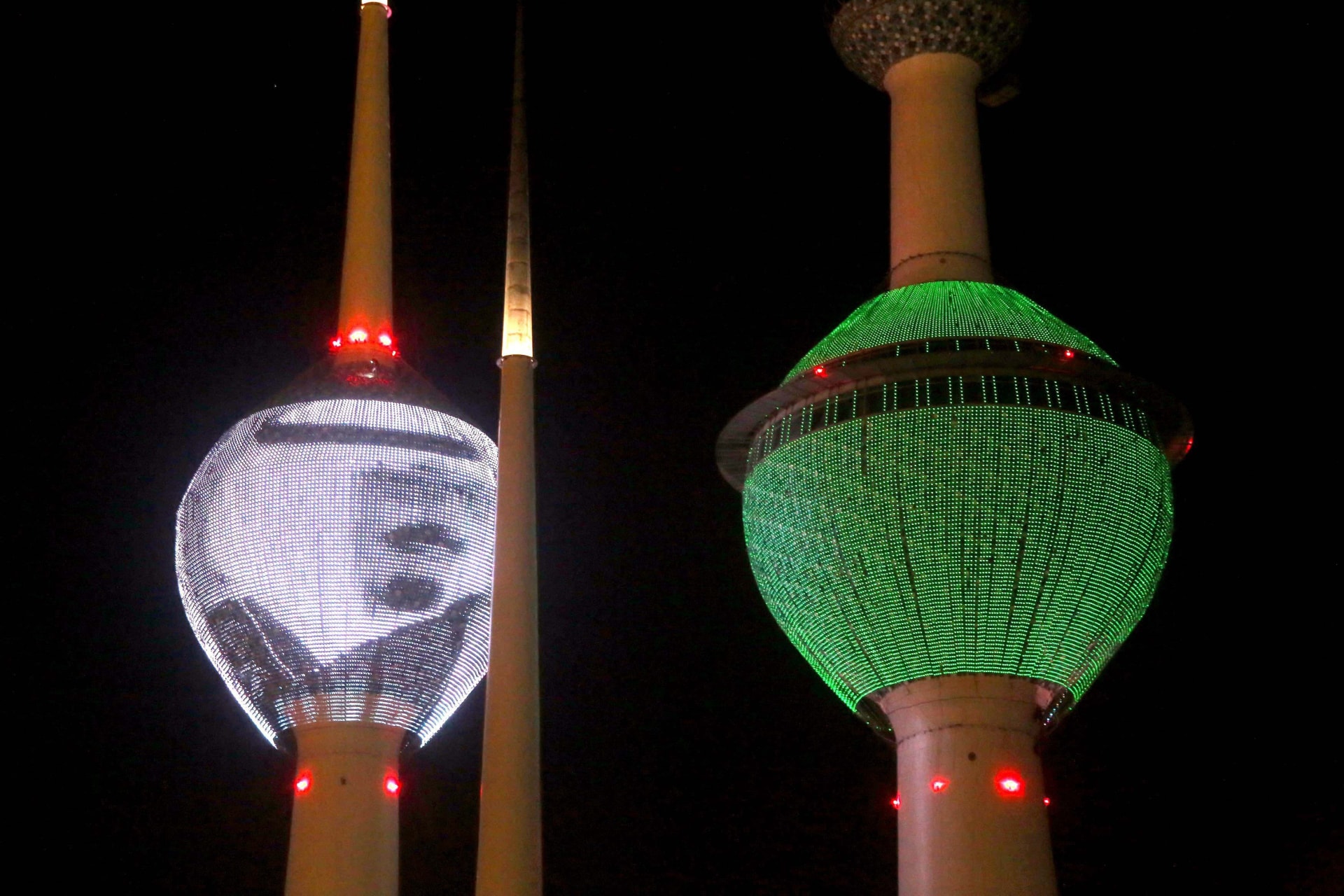 الكويت تنكس أعلامها وترفع علم السعودية وصورة الملك عبدالله على أبراجها