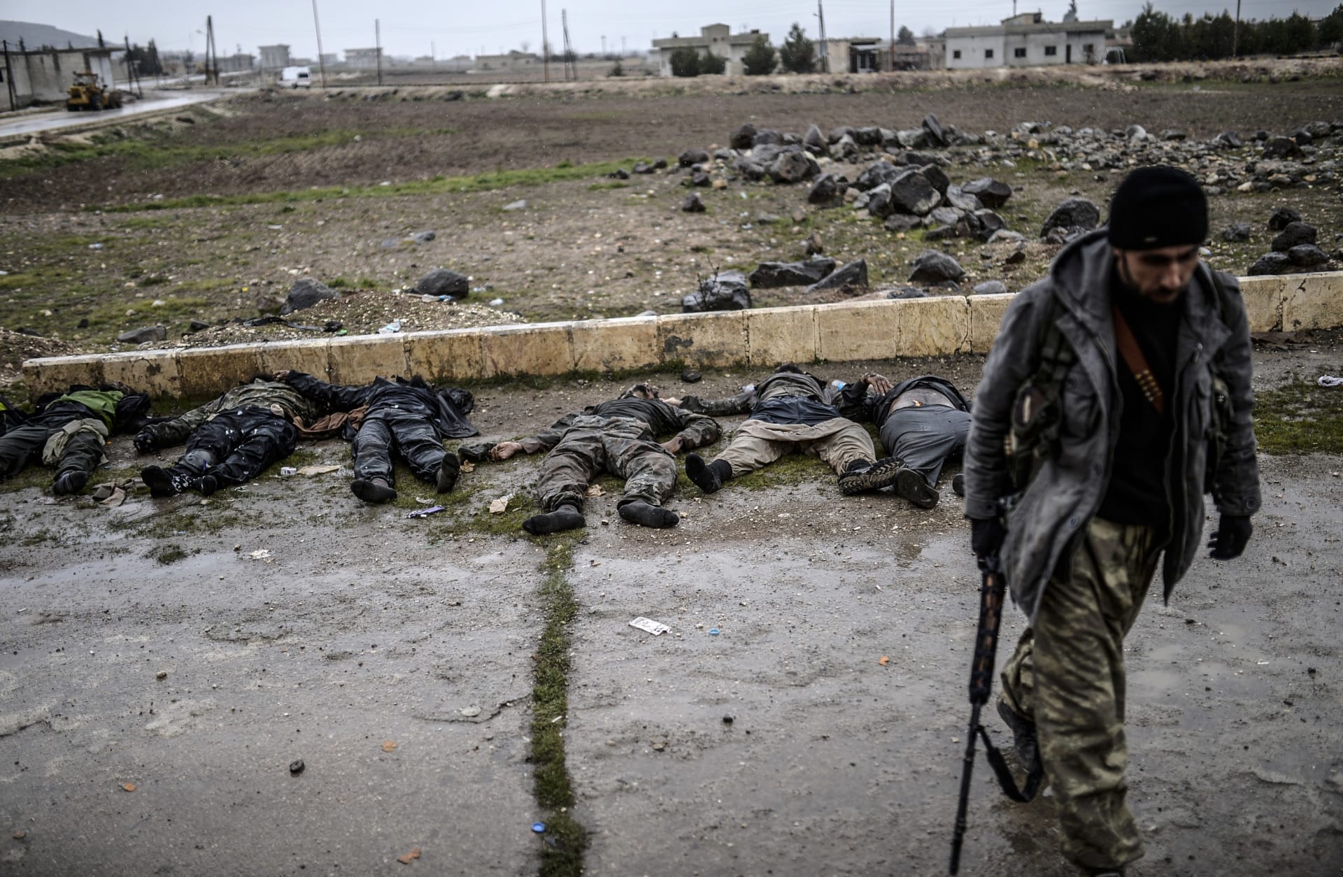 تحت ضغط الأكراد "داعش" ينسحب من ريف كوباني إلى جرابلس ويفجر جسرا لمنع ملاحقته