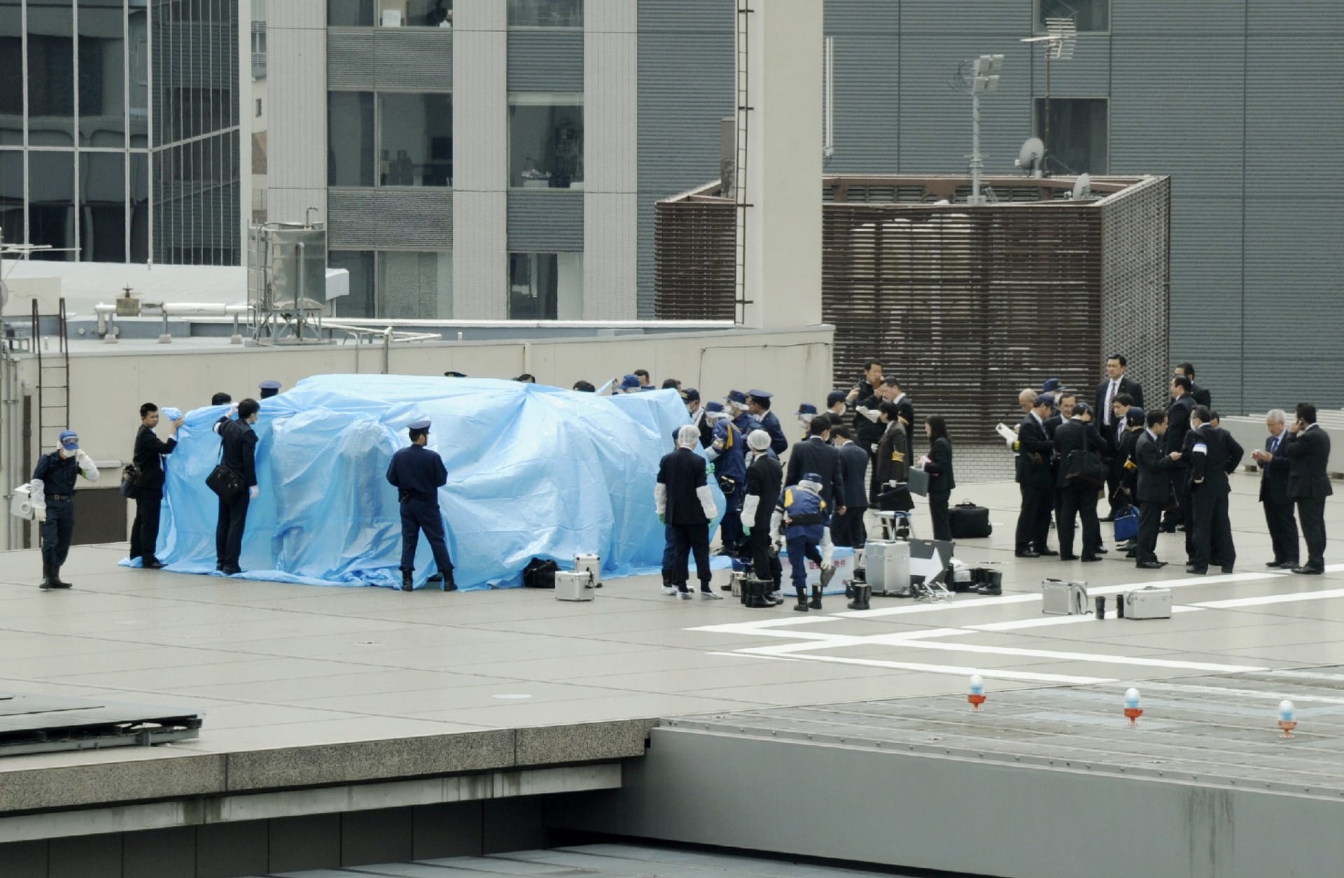 اعتقال المسؤول عن هبوط طائرة تحوي آثار مواد مشعة على سطح مكتب رئيس الوزراء الياباني 