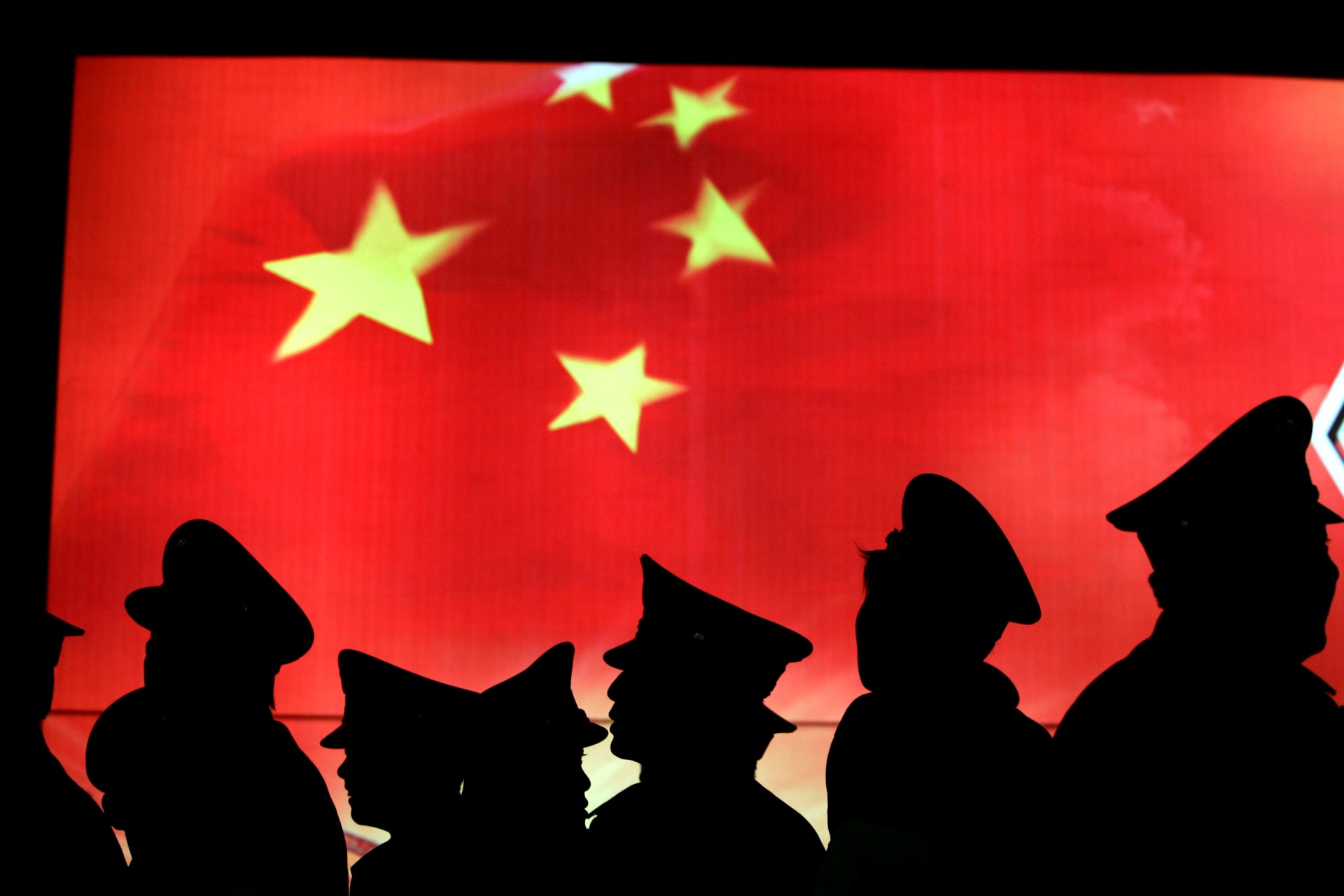 بكين ترسل عملائها لتوقيف المتهمين بأمريكا.. واشنطن غاضبة والصين تتذرع بـ"صيد الثعالب"