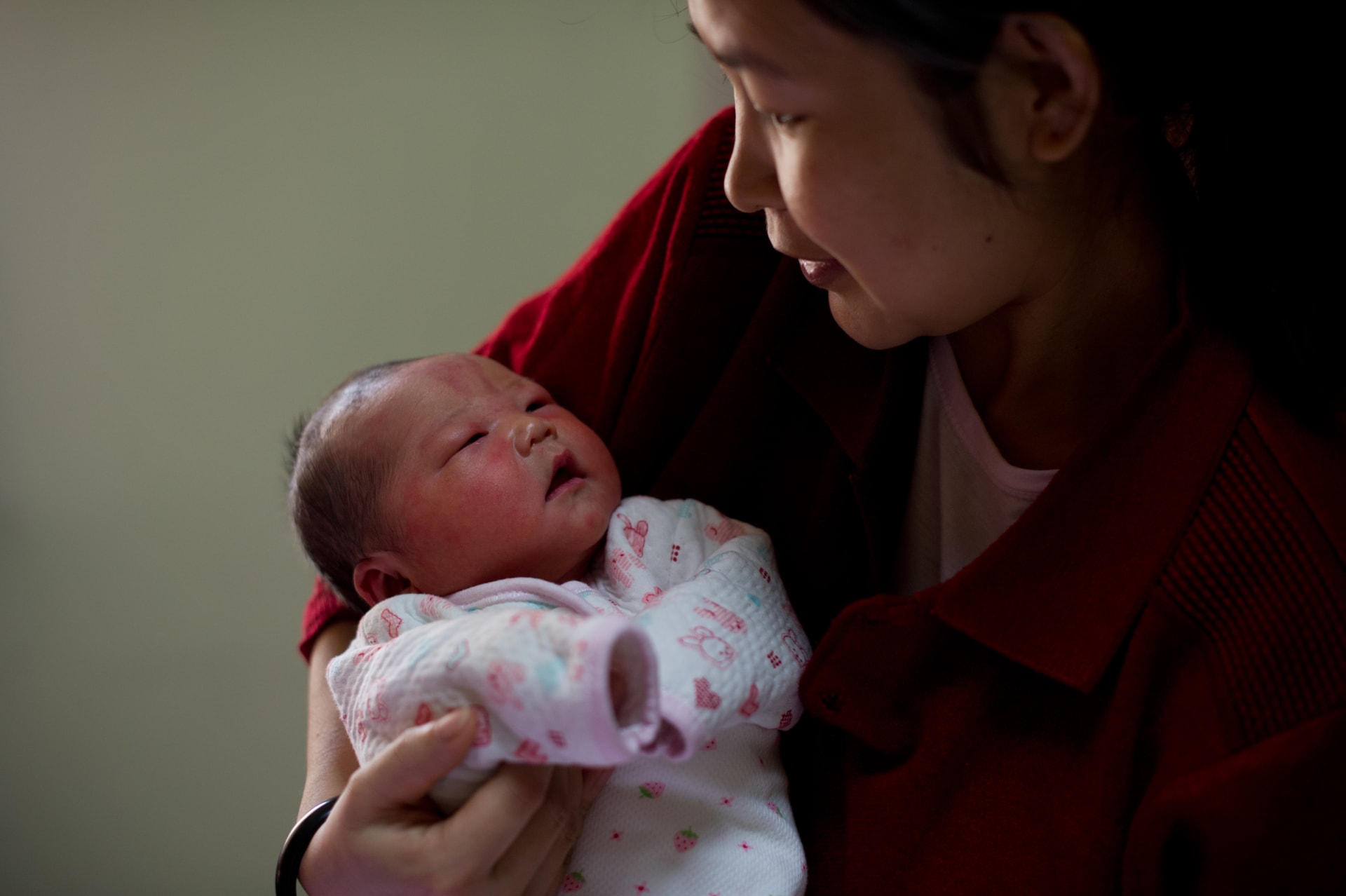 تقليد صيني "يحبس" الأمهات الجديدات في منازلهن... دون استحمام