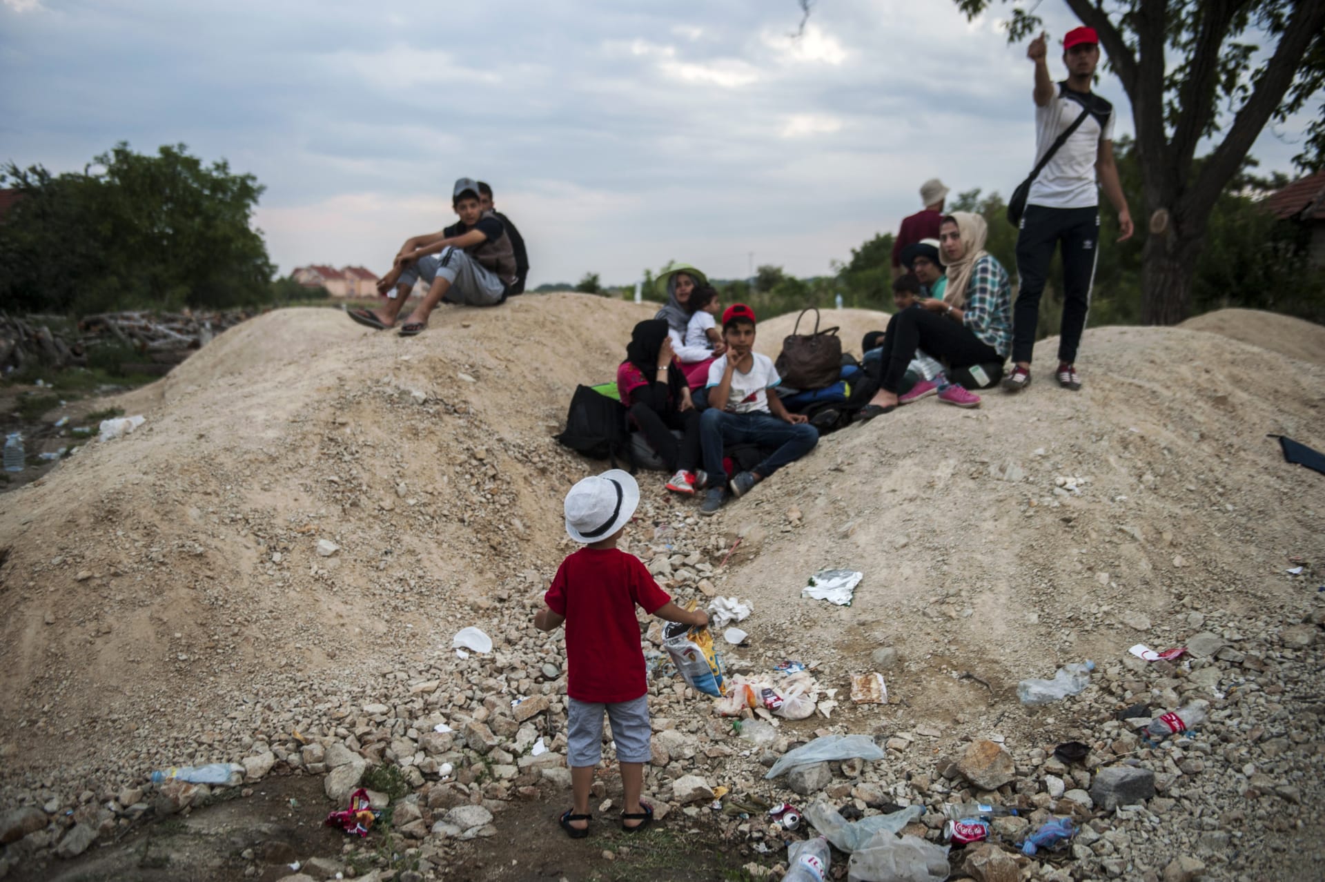 المجر تتجهز أمنيا لمواجهة تدفق اللاجئين إلى أراضيها