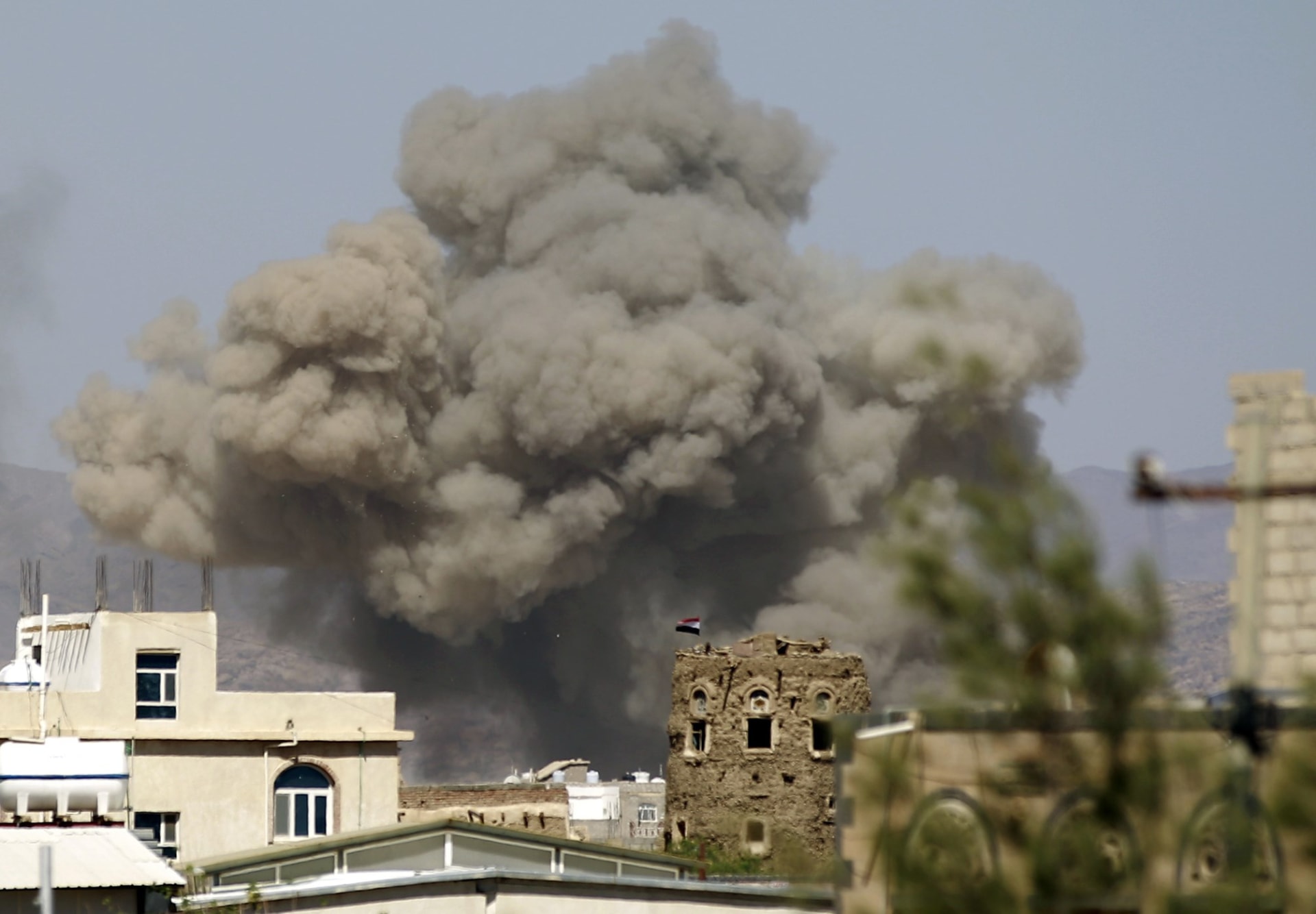 اليمن: تفجير انتحاري في مسجد بصنعاء وقوات الجيش تواصل تقدمها في مأرب