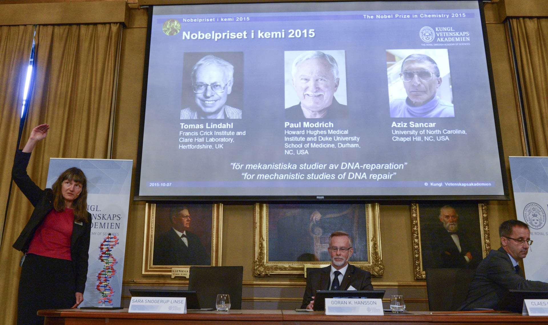ثلاثة علماء يتقاسمون جائزة نوبل للكيمياء عن أبحاث تتعلق بإصلاح الحمض النووي