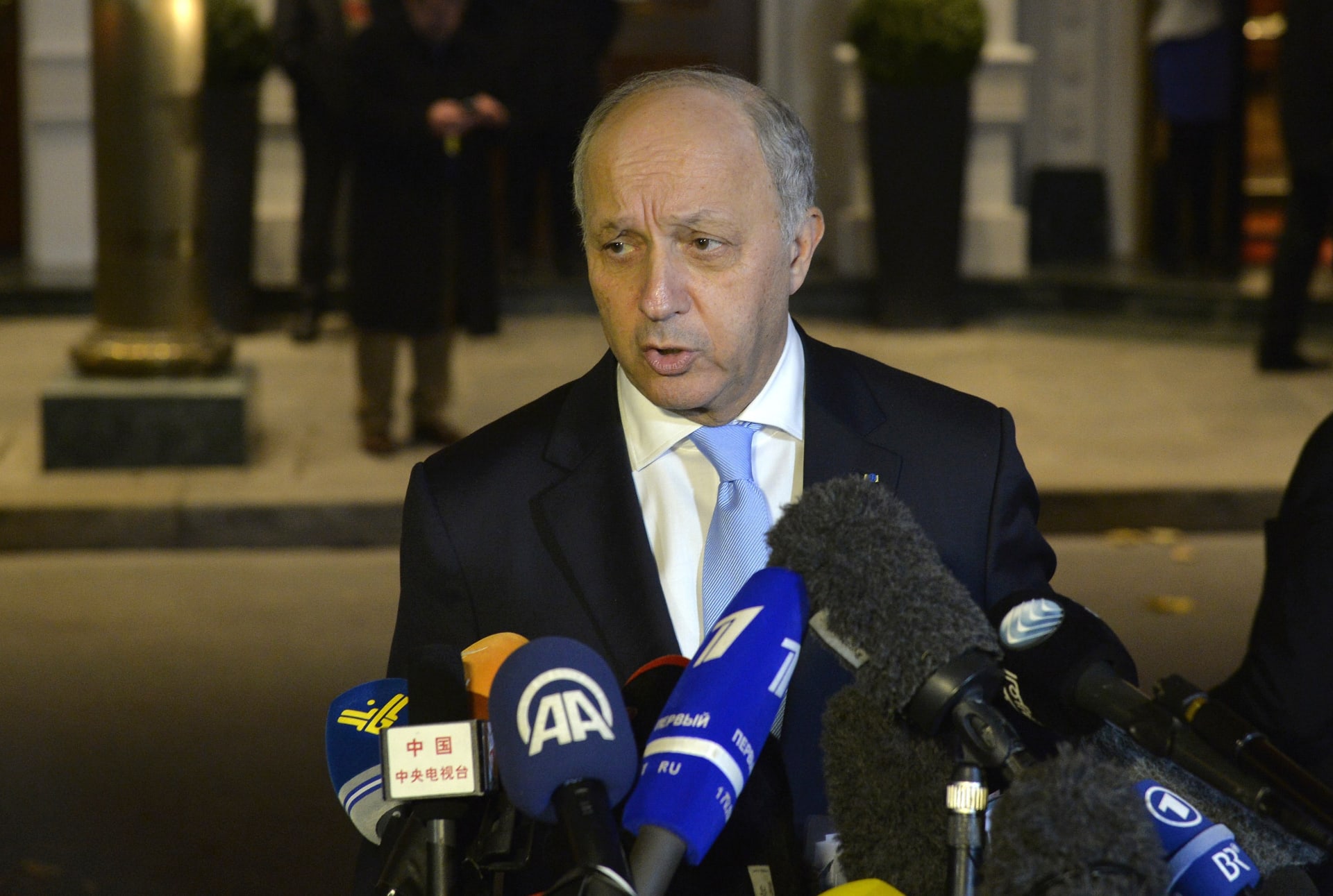 مطالبات باستقالة وزير الخارجية الفرنسي وسط اتهامات بالفساد لنجله منها إصدار شيكات دون رصيد في لاس فيغاس