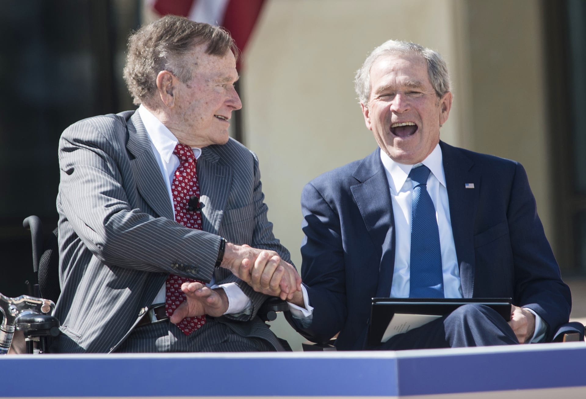 ذو "مؤخرة حديدية" و"متغطرس و"لا يطاق".. كيف يرى بوش الأب رئاسة ابنه وتشيني ورامسفيلد وكلينتون؟ 