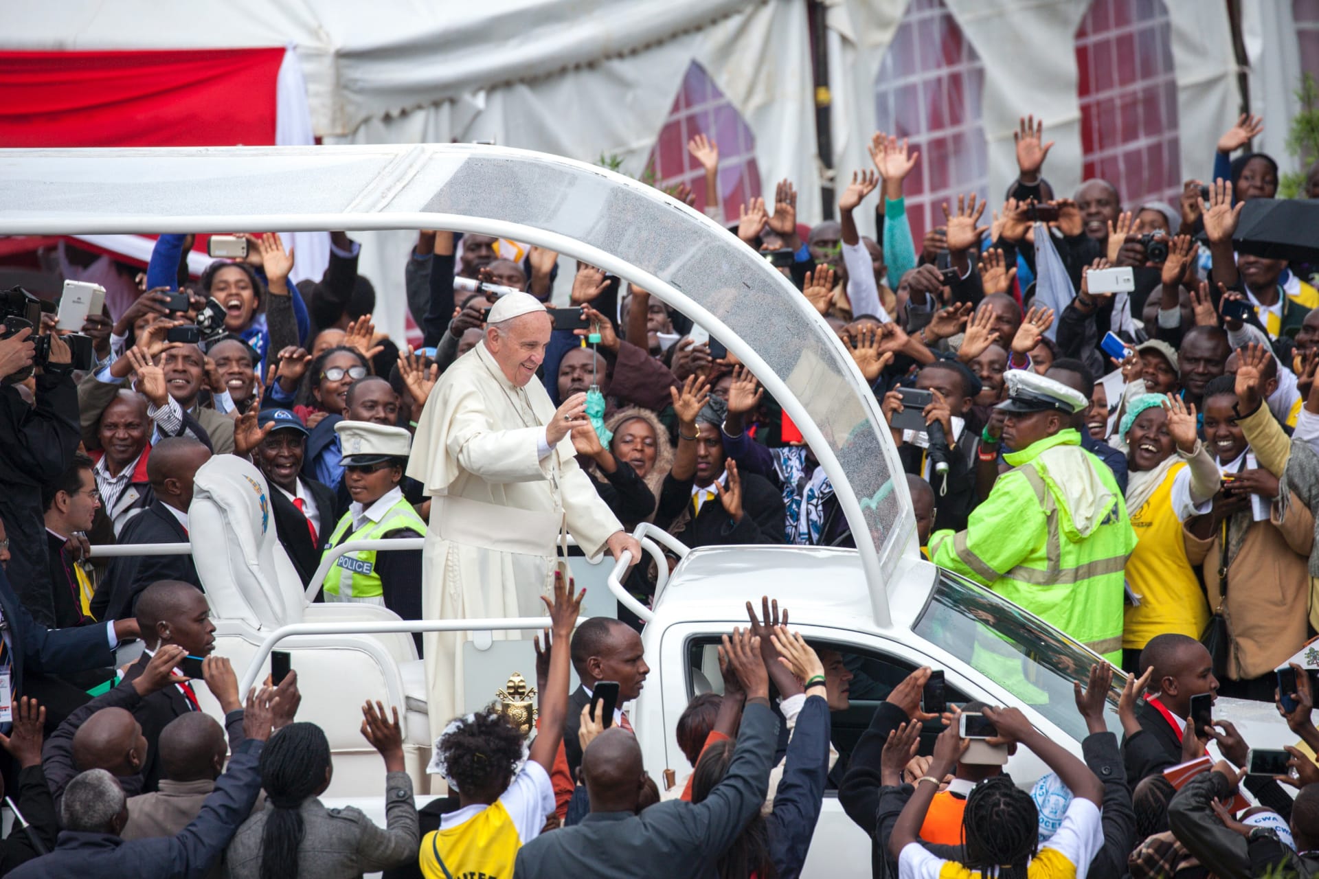 بابا الفاتيكان في أول زيارة لأفريقيا: لا يمكن السكوت على نهب موارد القارة .. وتغليب "المصالح على الصالح العام" كارثة