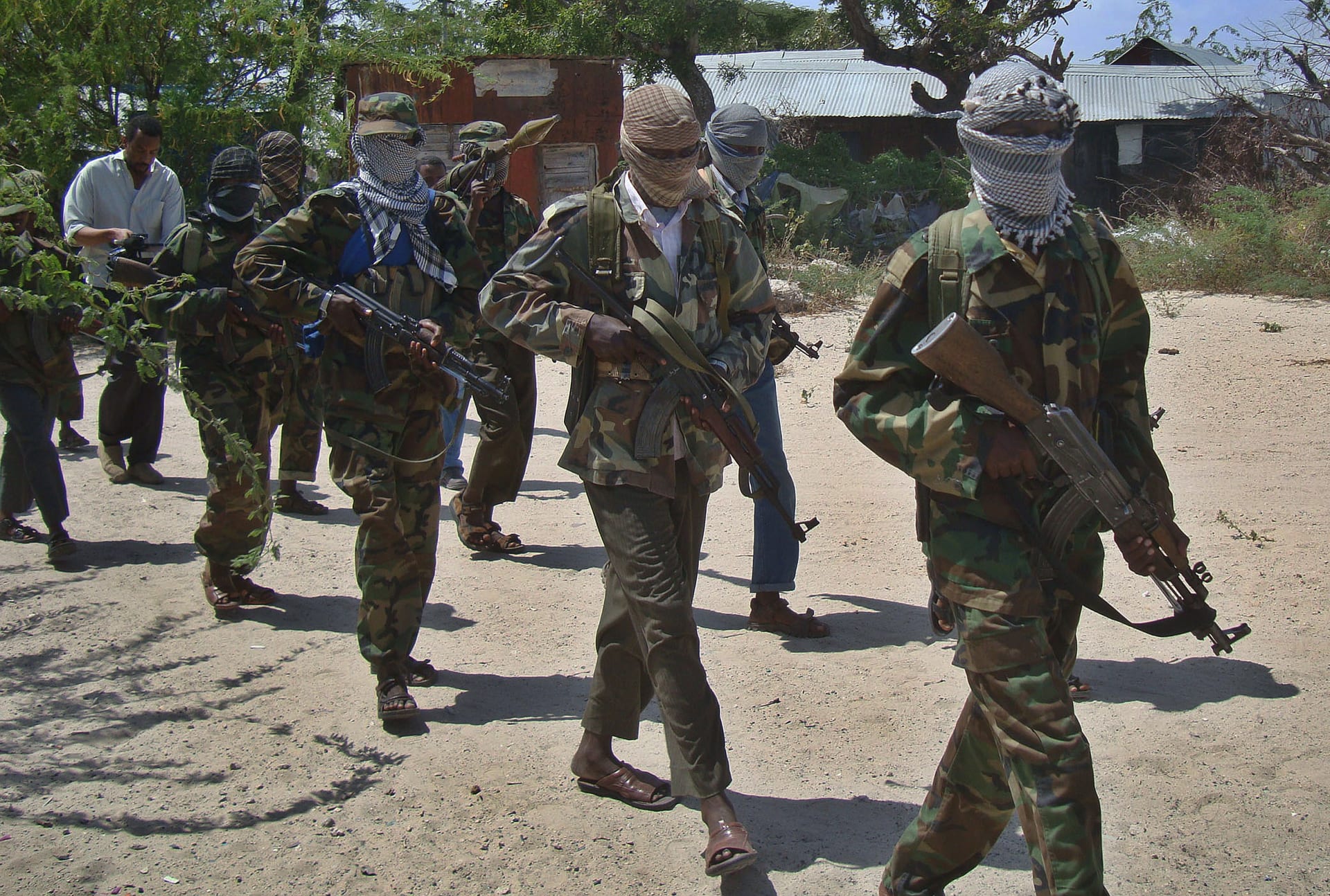 الصومال.. 3 قتلى بتفجير سيارة مفخخة استهدف مسؤولين محليين تبنته حركة "الشباب"