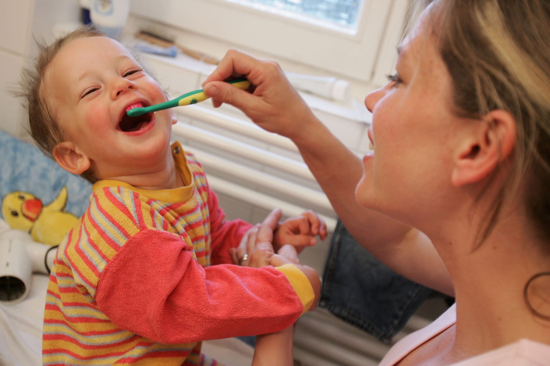 الفرشاة القاسية تساعد في تنظيف الأسنان أكثر من الناعمة؟ تعرف إلى خمس معتقدات خاطئة حول تنظيف الأسنان 