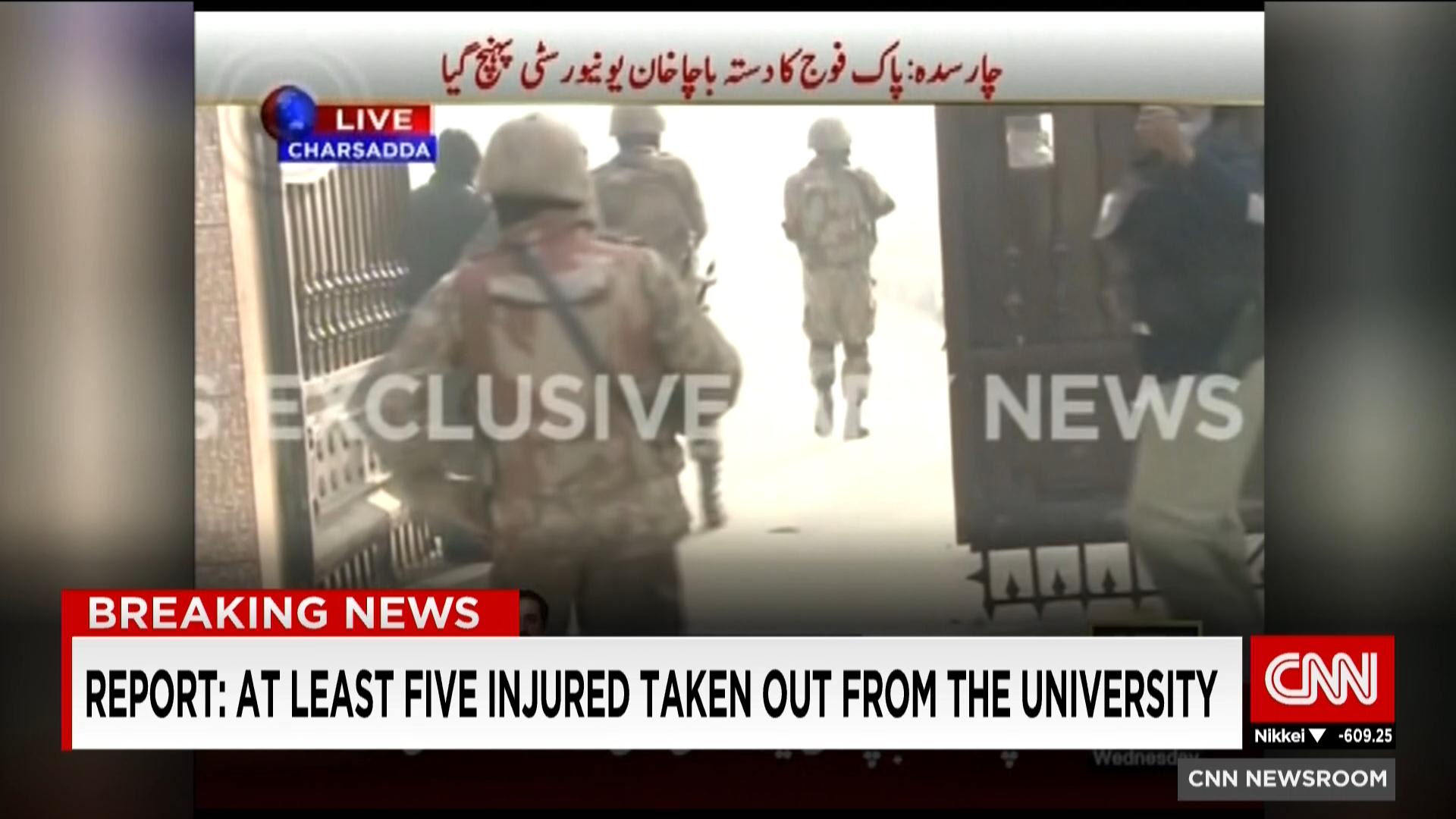مسلحون يقتحمون مقر جامعة في باكستان وأنباء عن مقتل 20 طالبا على الأقل