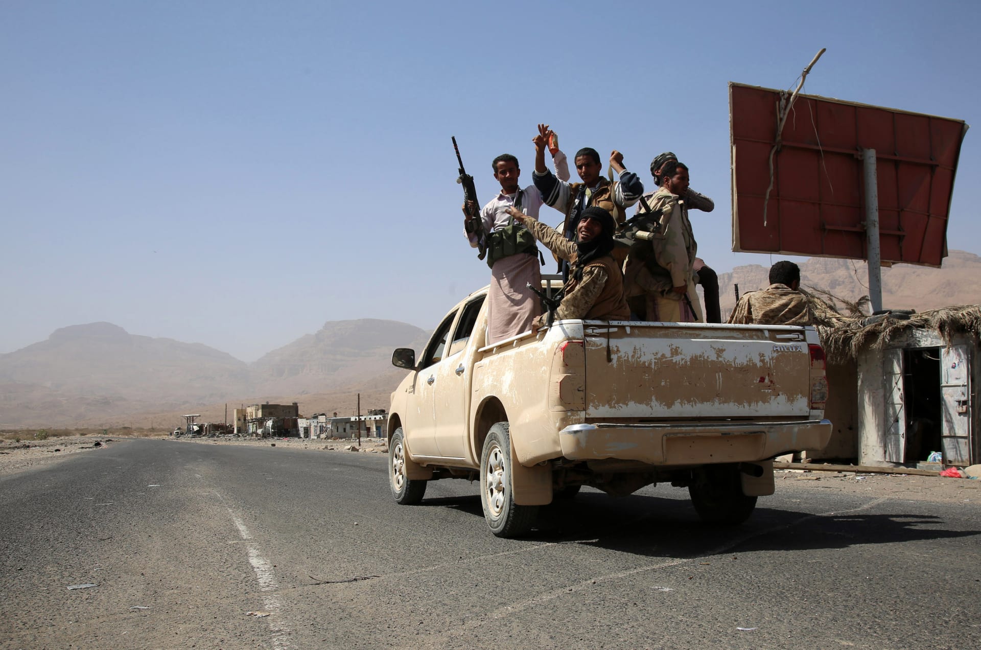 اليمن: الحوثيون يدمرون مخزن أسلحة سعودي والجيش الوطني يدعو "المغرر بهم" لترك السلاح