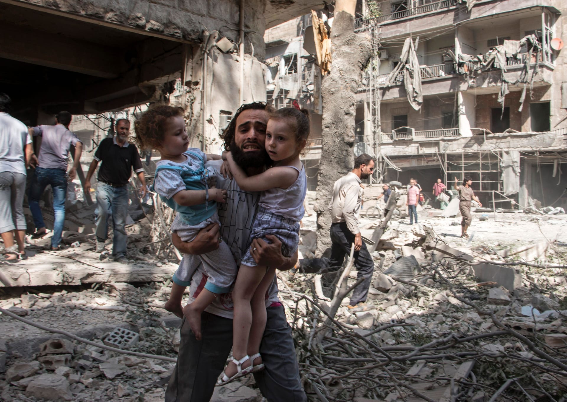 المرصد السوري: غارة جوية "يُعتقد أنها روسية" تقتل 21 شخصا في حلب 