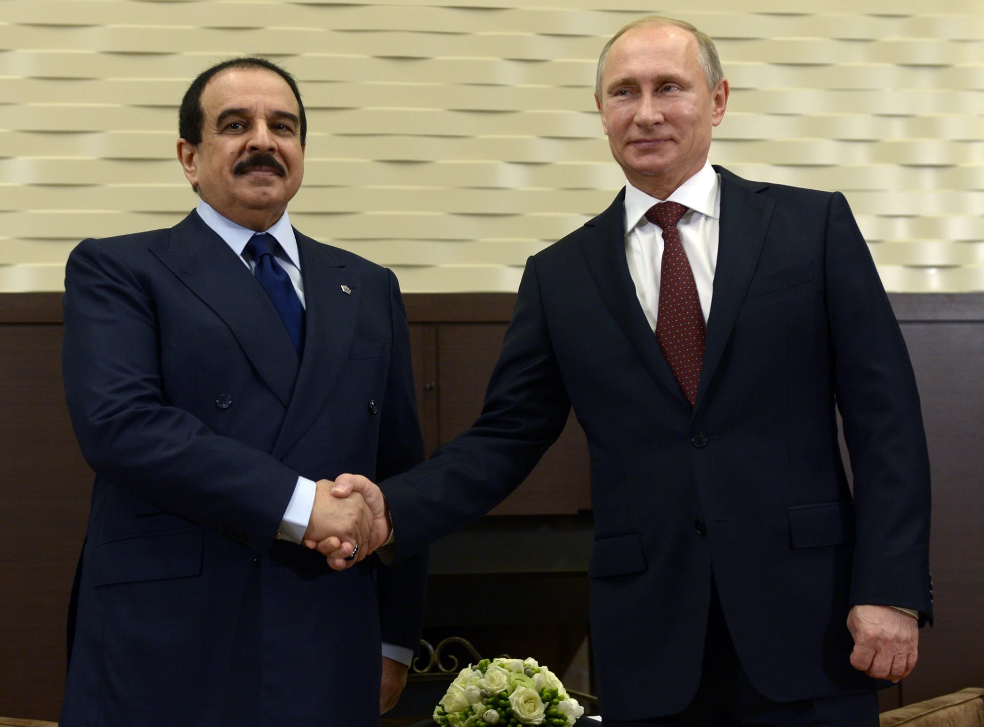 ملك البحرين يناقش مع بوتين تطوير العلاقات الثنائية وقضايا الإرهاب وأوضاع الشرق الأوسط