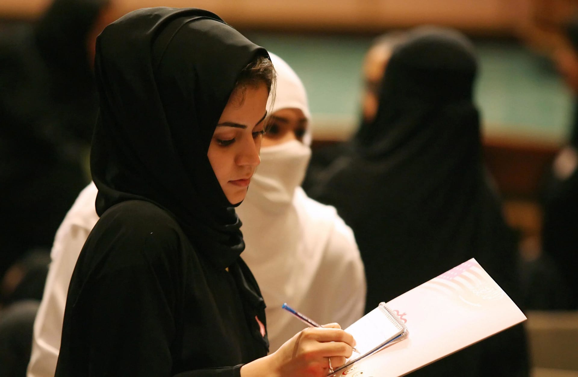 التقشف في الميزانية قد يحرم الطلاب السعوديين من حلم الدراسة في الخارج