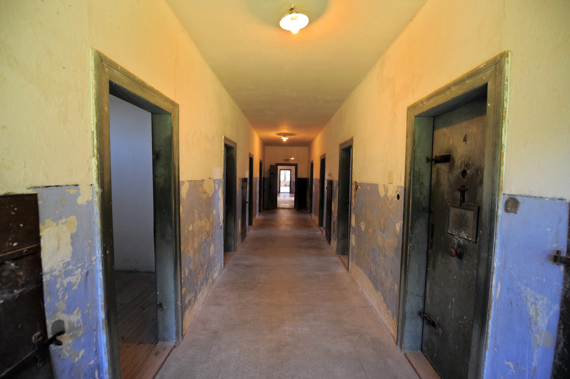 أمريكا: اتهام مسؤول في منشأة لإعادة تأهيل سجينات بالاعتداء على عدد منهن