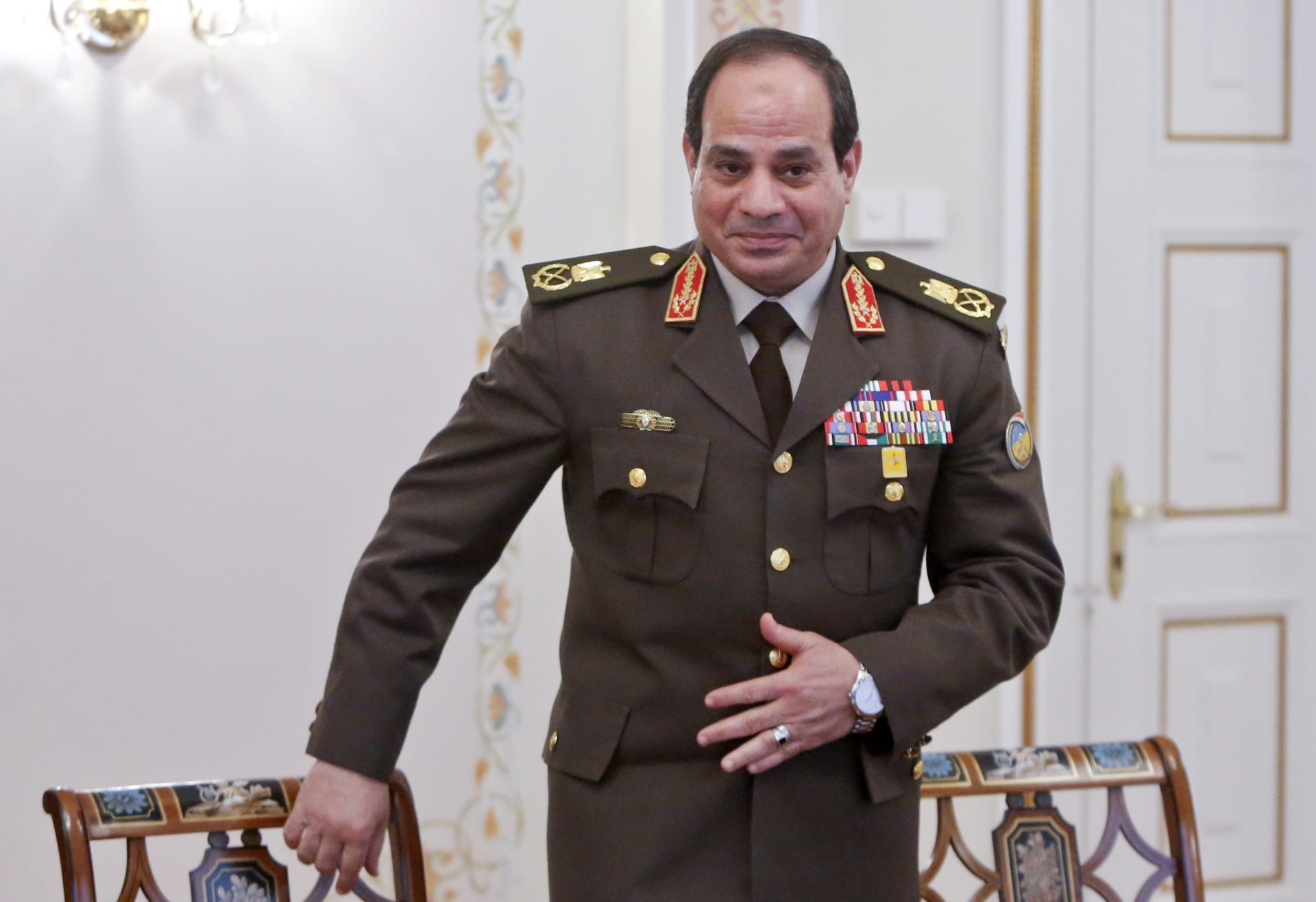 السيسي: الجيش المصري في "مسافة السكة" للدفاع عن أشقائه في الخليج.. ومغردون: "الرز شكله خلص تاني"