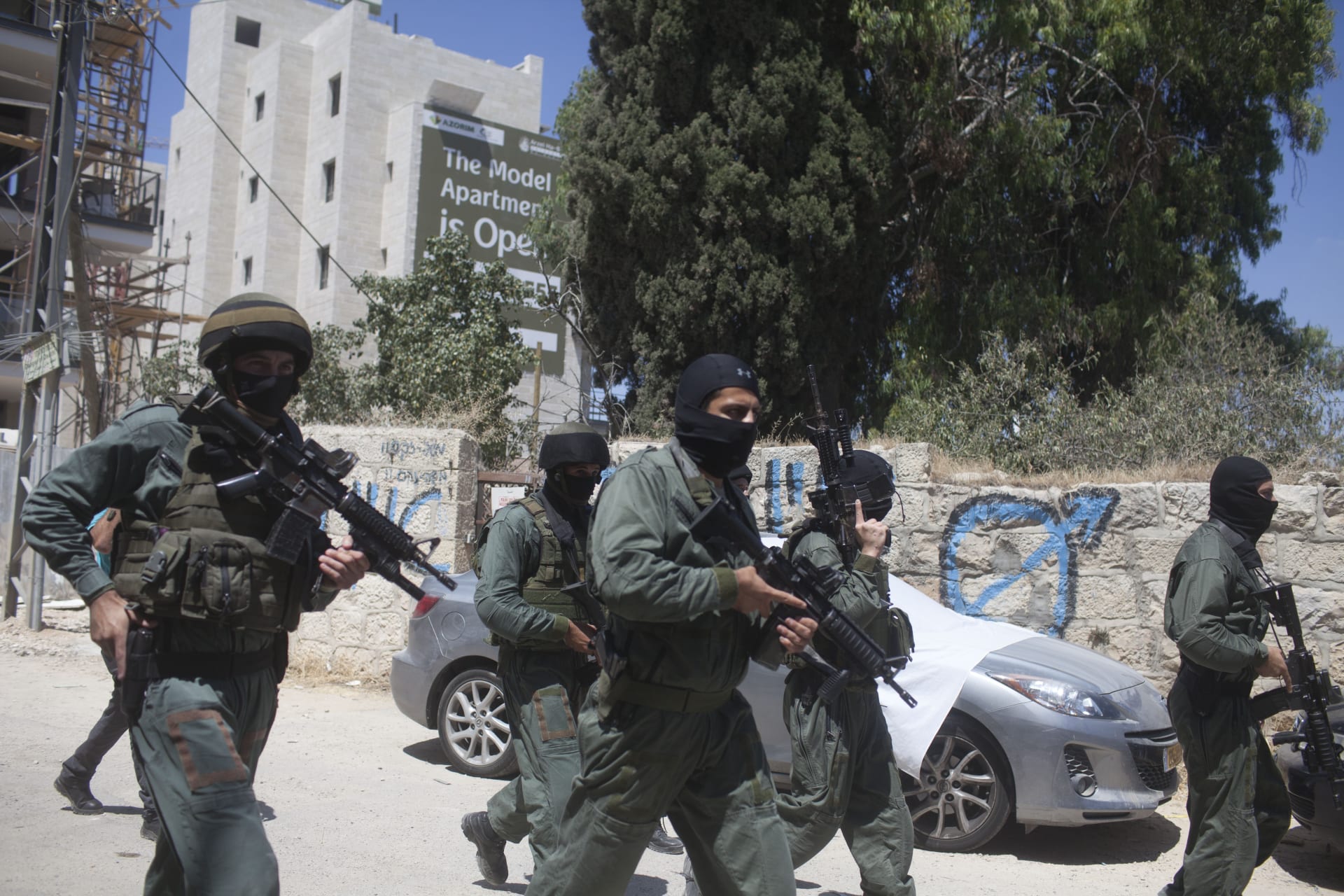الشرطة الإسرائيلية: العثور على قنبلتي أنابيب ورصاص مسدسات في غارة على متجر بالقدس