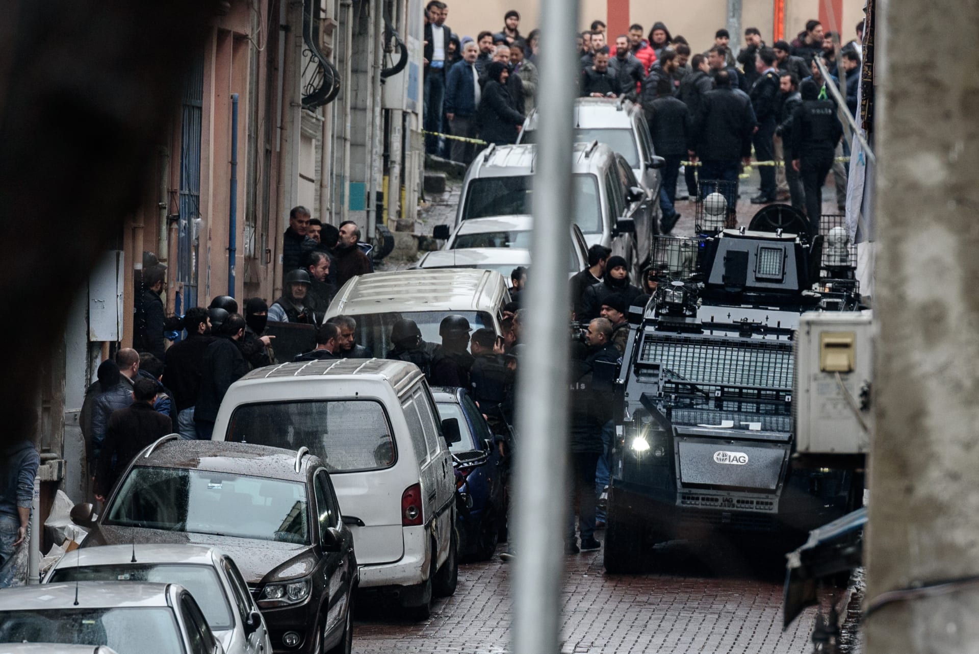 تركيا: الأمن يقتل امرأتين مسلحتين أطلقتا النار على وحدة مكافحة الشغب 