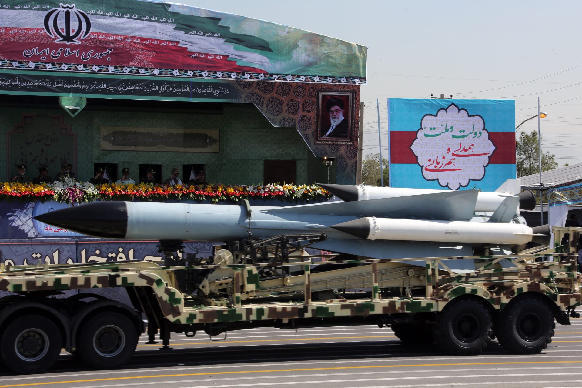 إيران تُطلق صاروخا كُتب عليه بالعبرية "يجب محو إسرائيل".. وتتوعد: صواريخنا متاحة لفلسطين وسوريا ولبنان والعراق
