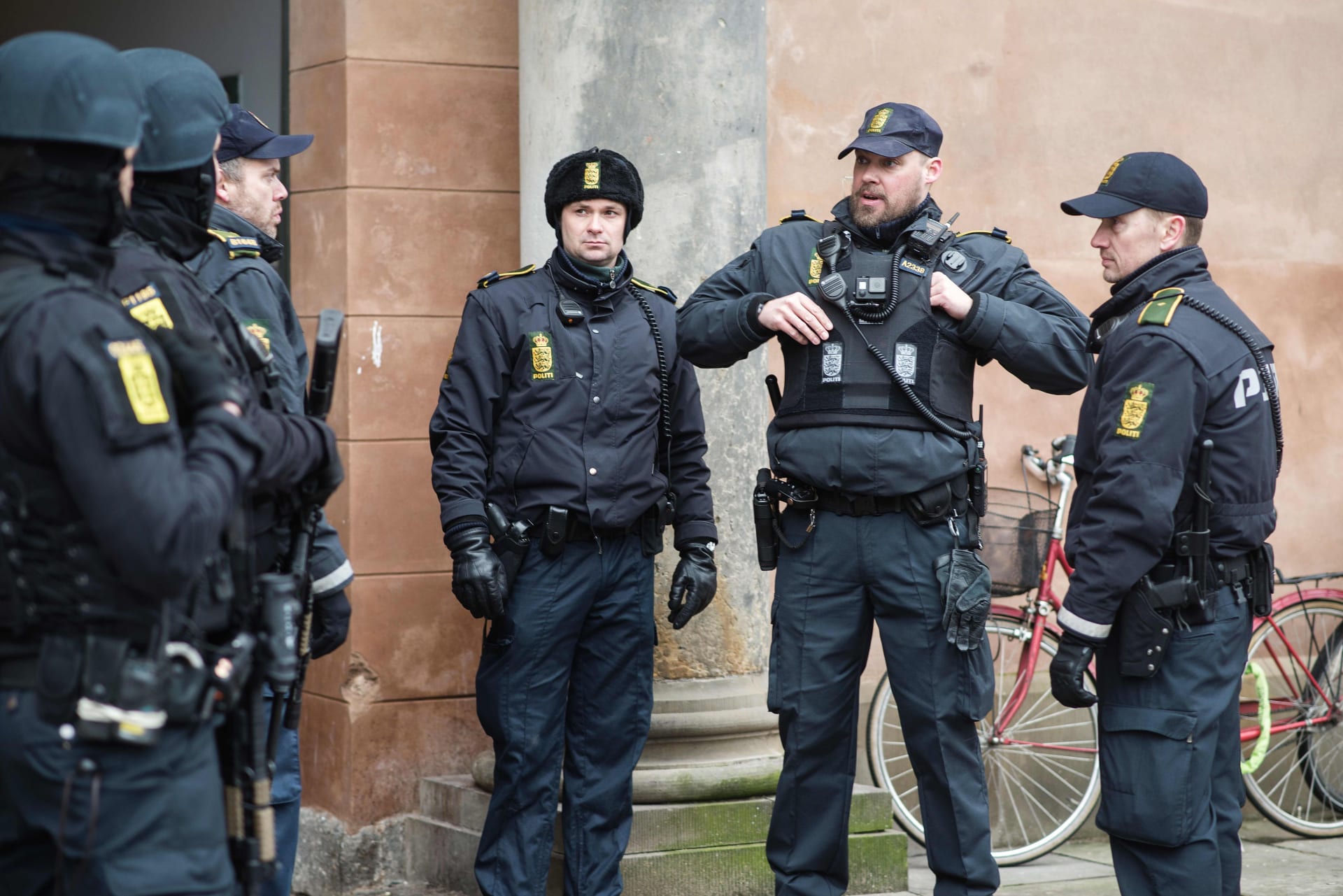 الشرطة الدنماركية تعتقل أربعة أشخاص للاشتباه في صلتهم بـ"داعش" وتصادر أسلحة وذخيرة