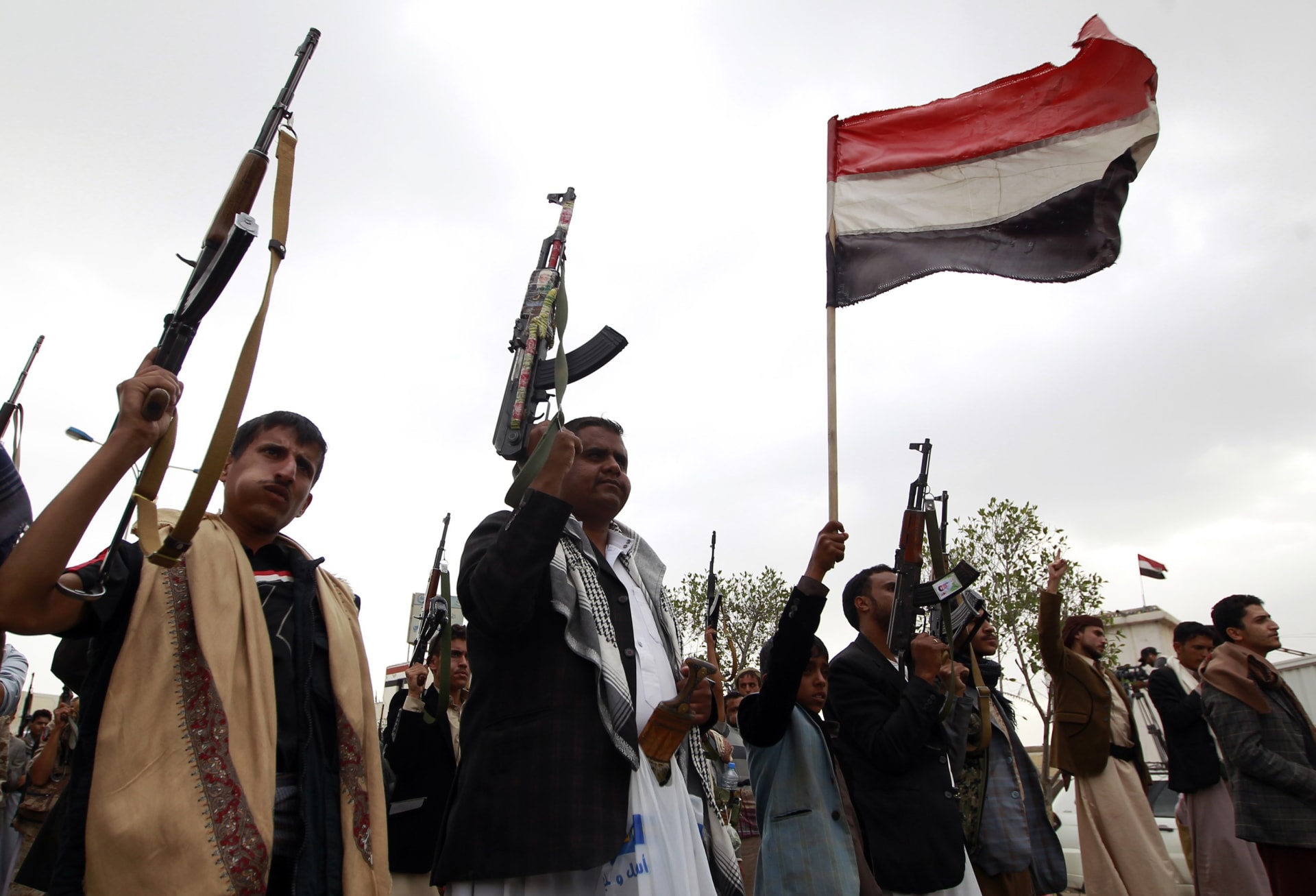 مصادر لـCNN: مقتل 28 جنديا يمنيا من جيش هادي قبل ساعات من سريان وقف إطلاق النار
